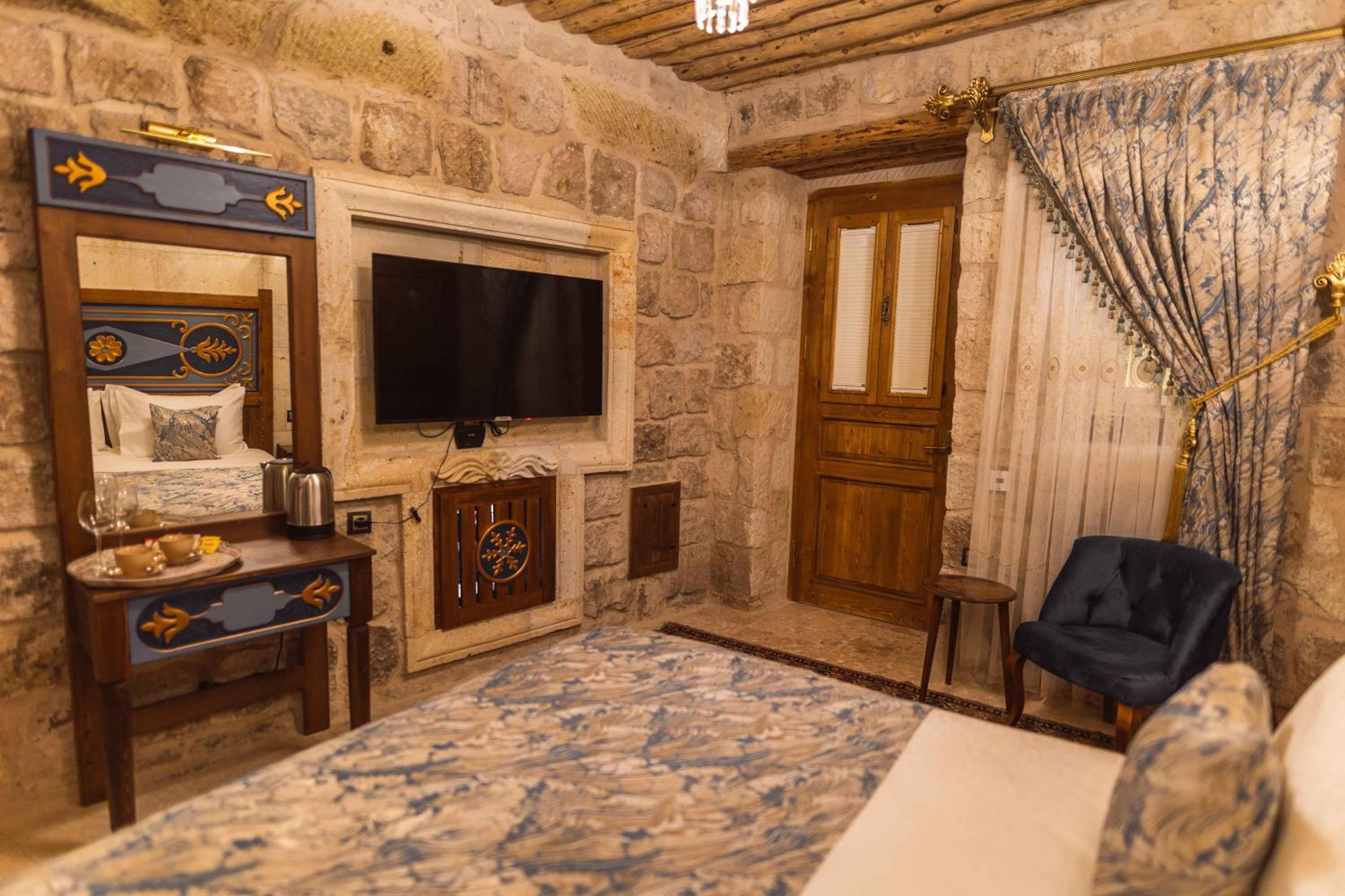 Deluxe King Room - Photo 14