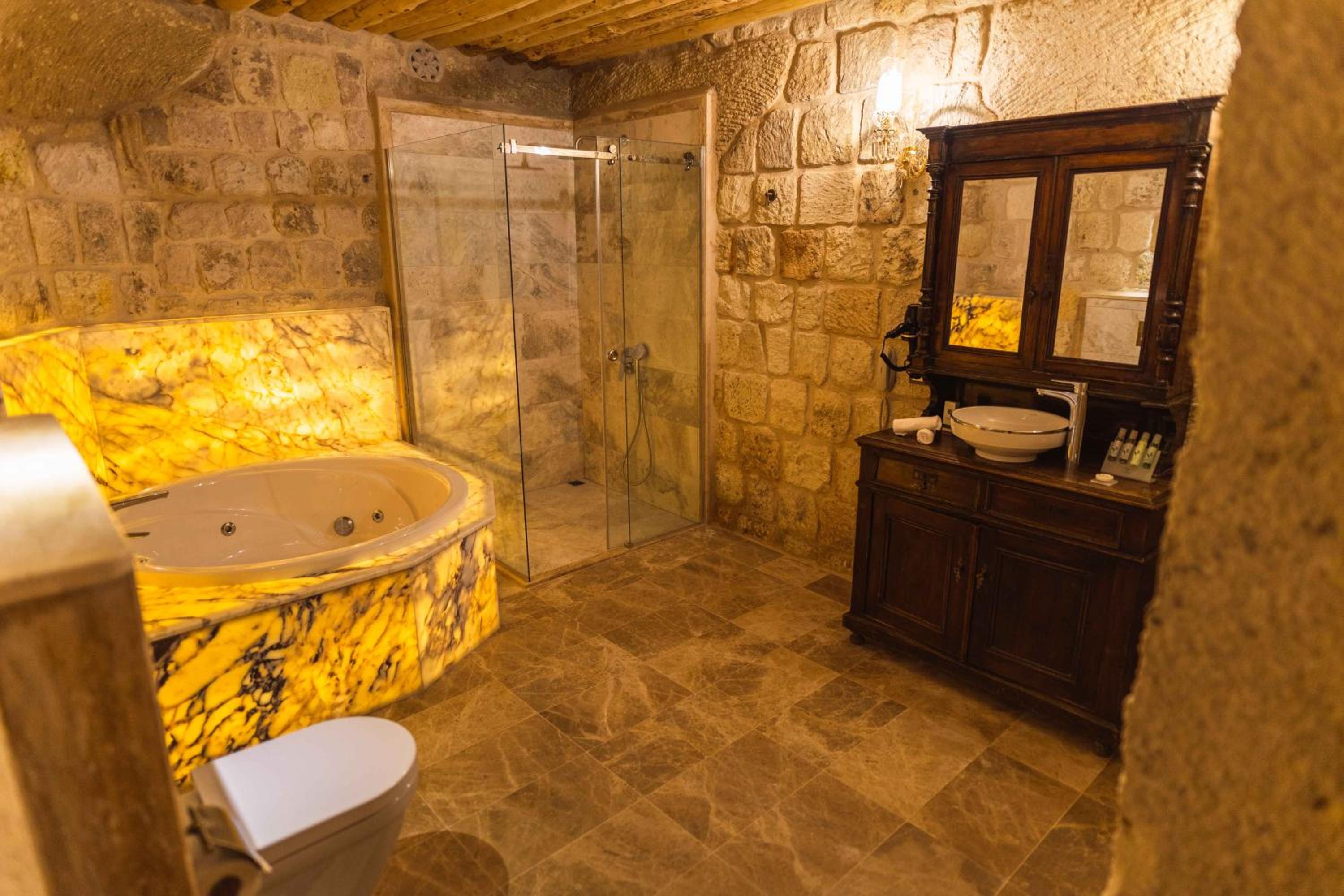 Deluxe King Room - Photo 17