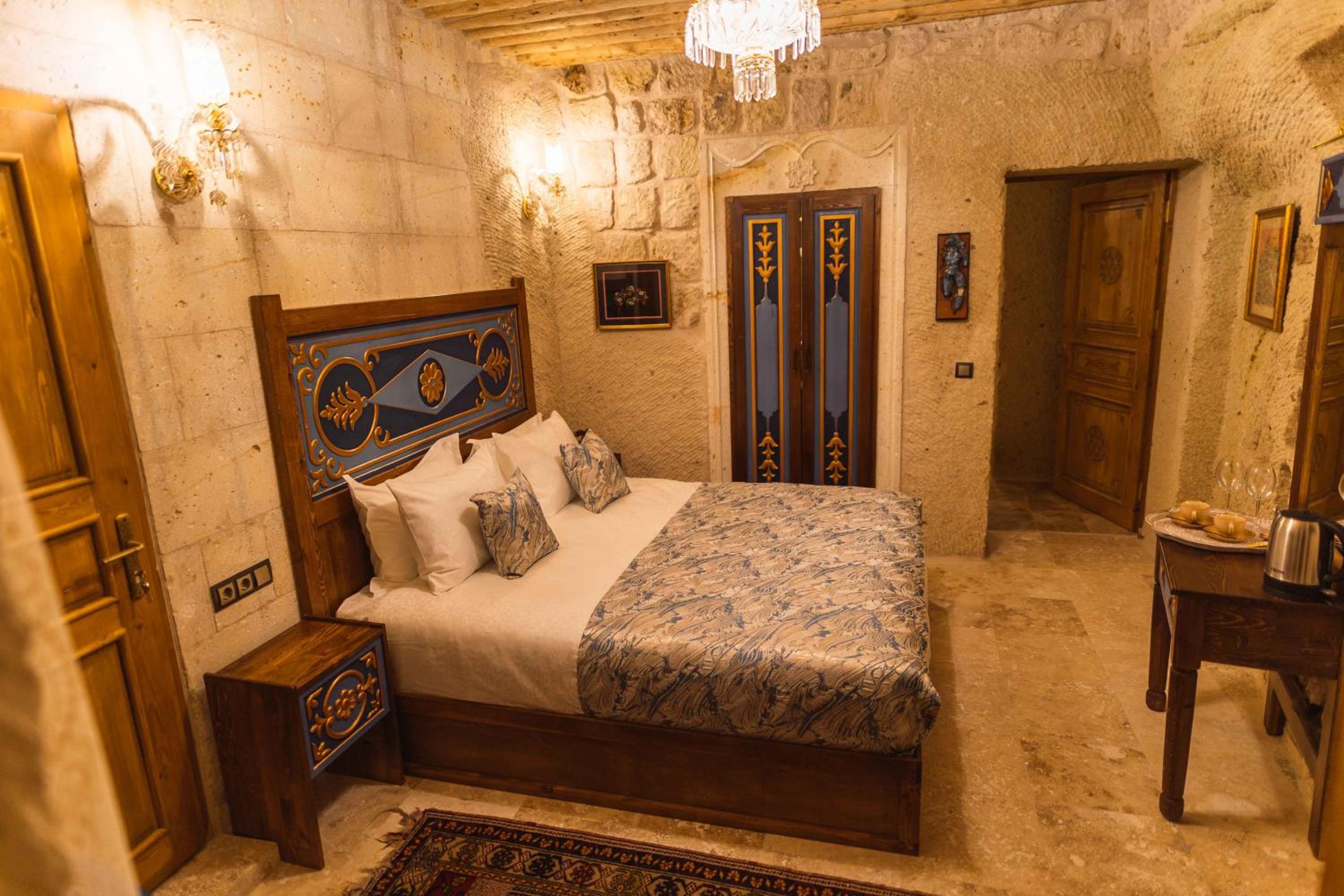 Deluxe King Room - Photo 16