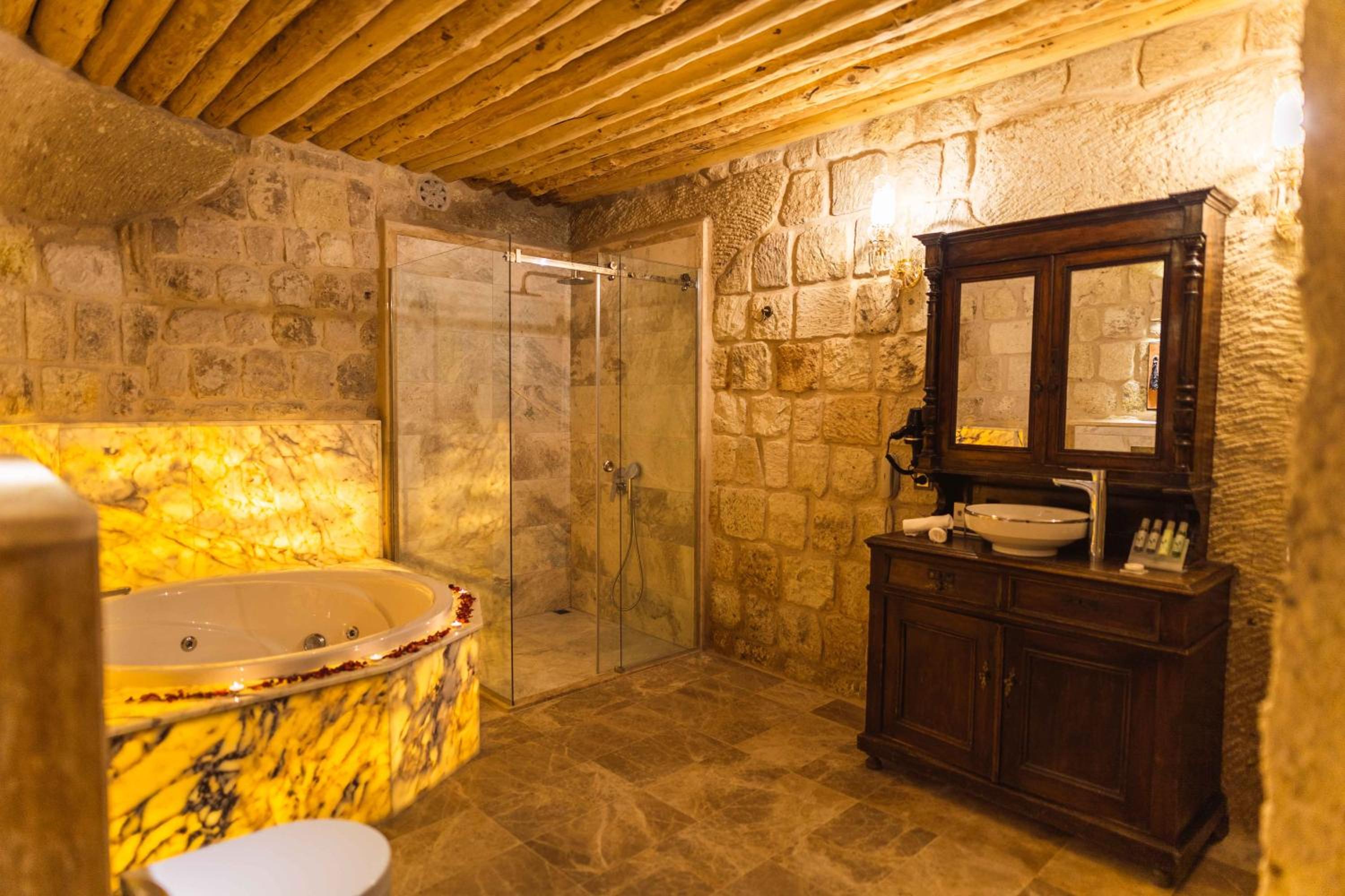 Deluxe King Room - Photo 4