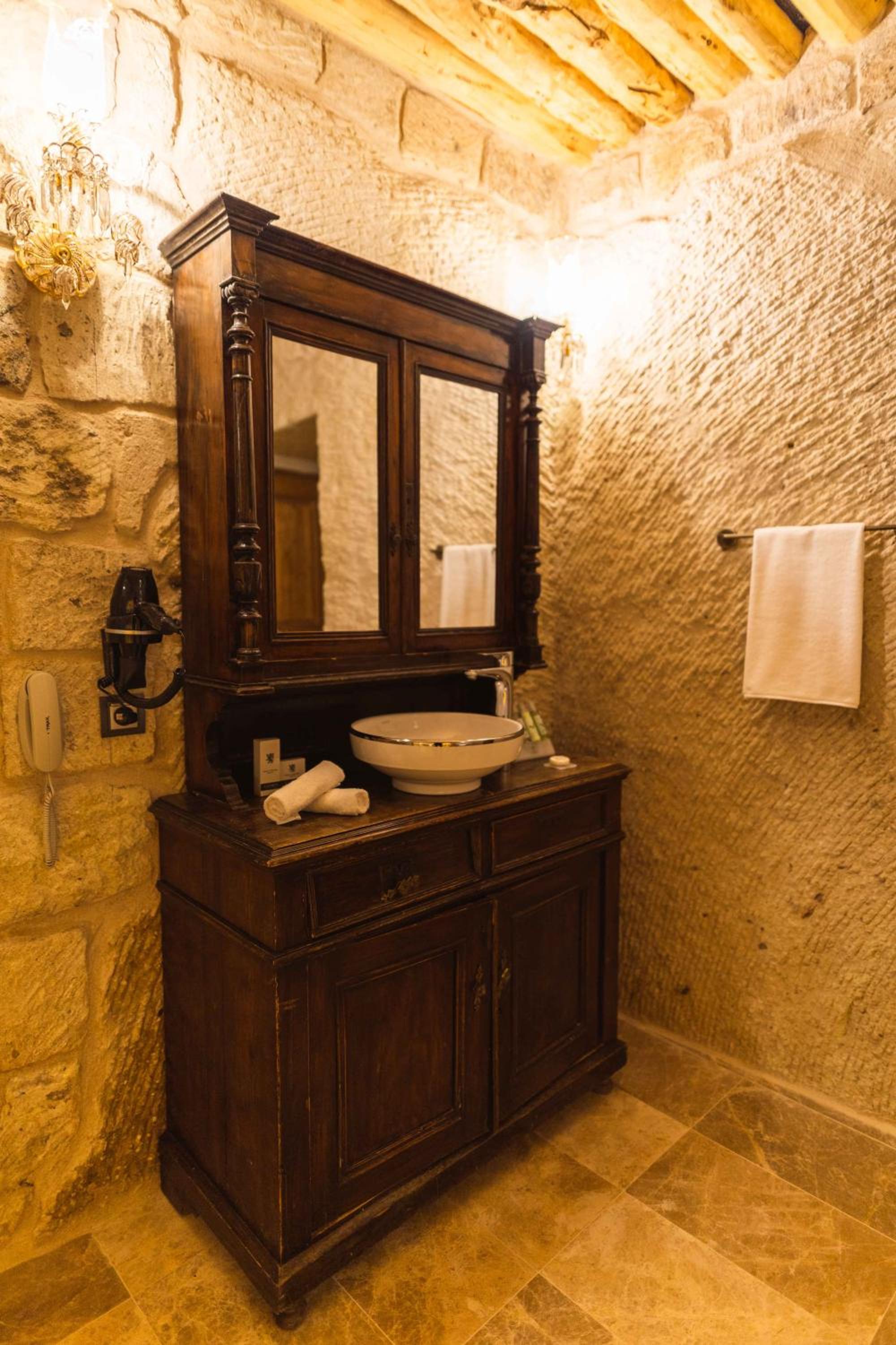 Deluxe King Room - Photo 3