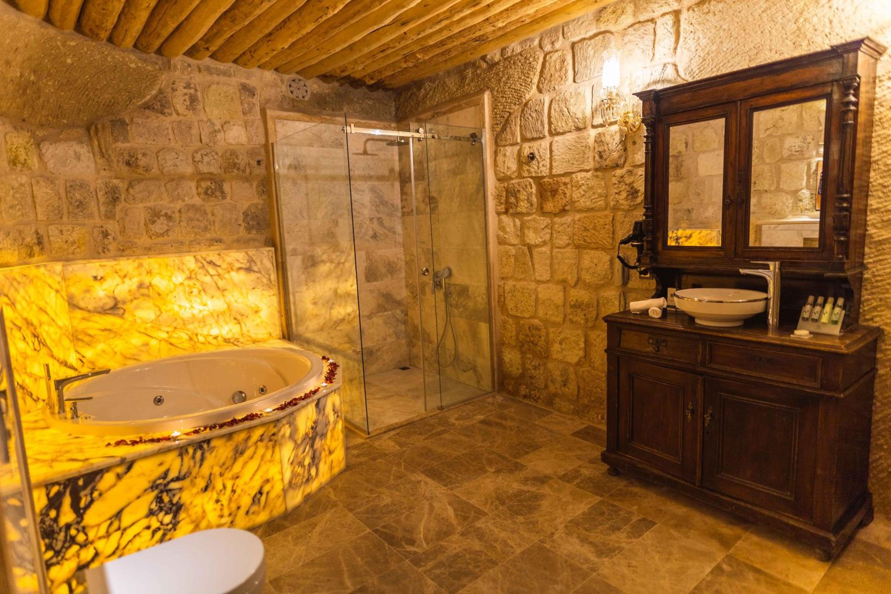 Deluxe King Room - Photo 18