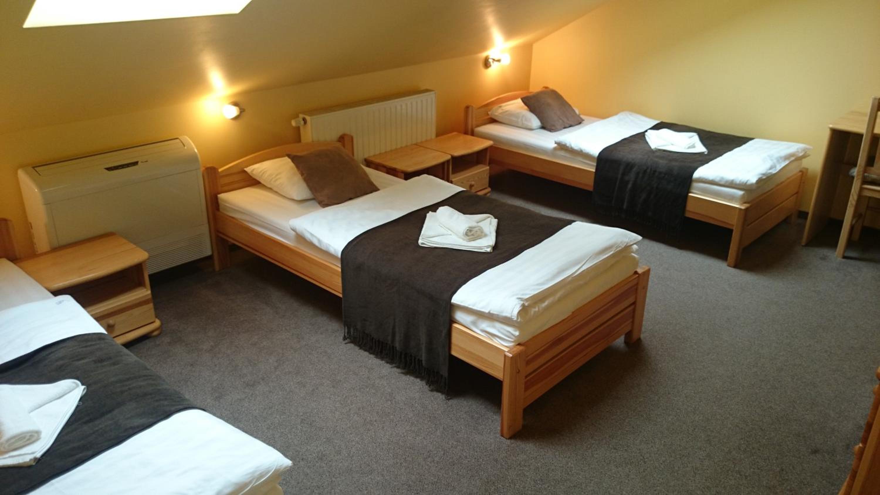 Triple Room with Three Single Beds - Photo 7