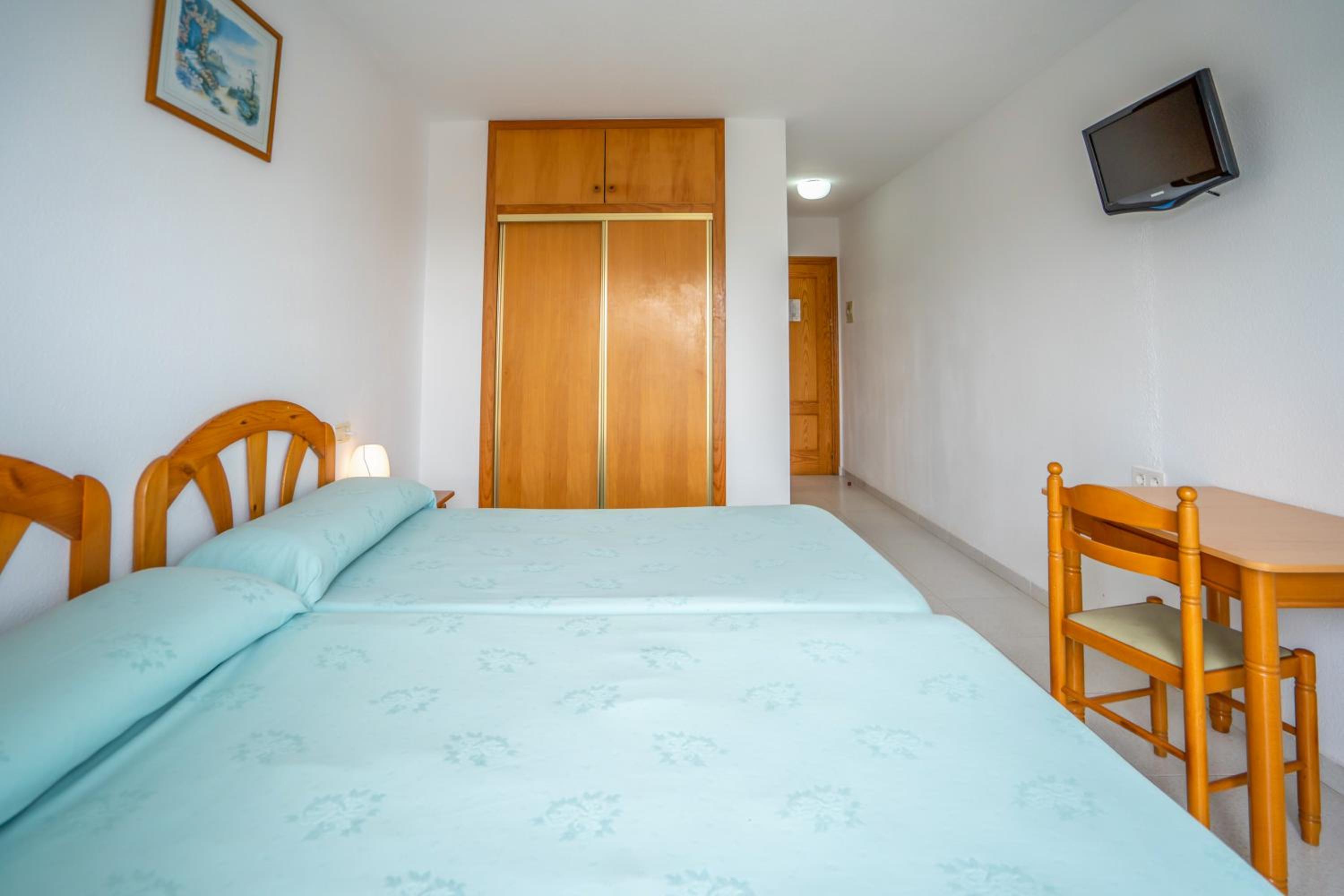 Double or Twin Room with Balcony - Photo 11
