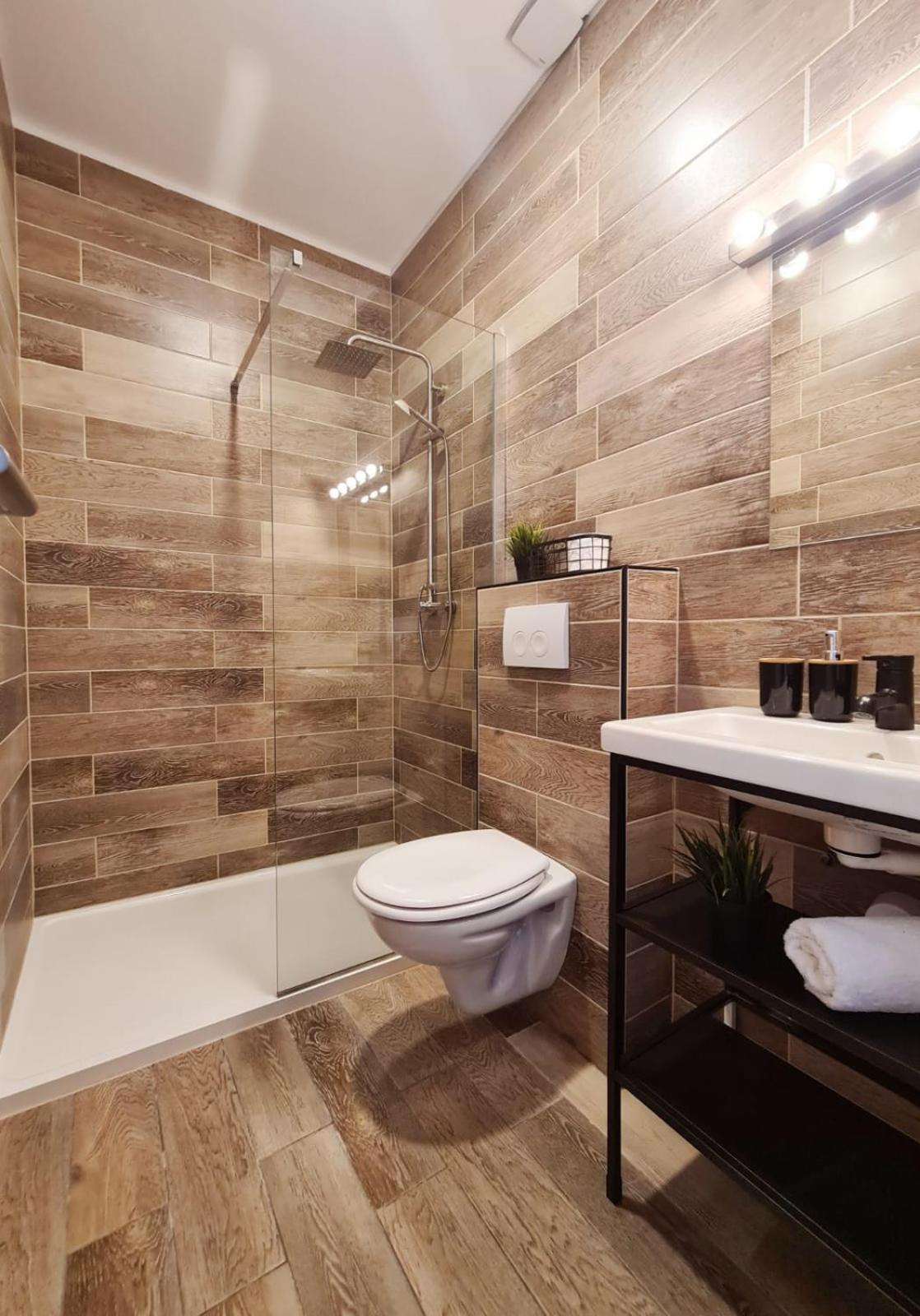 Double Room with Private Bathroom - Photo 25