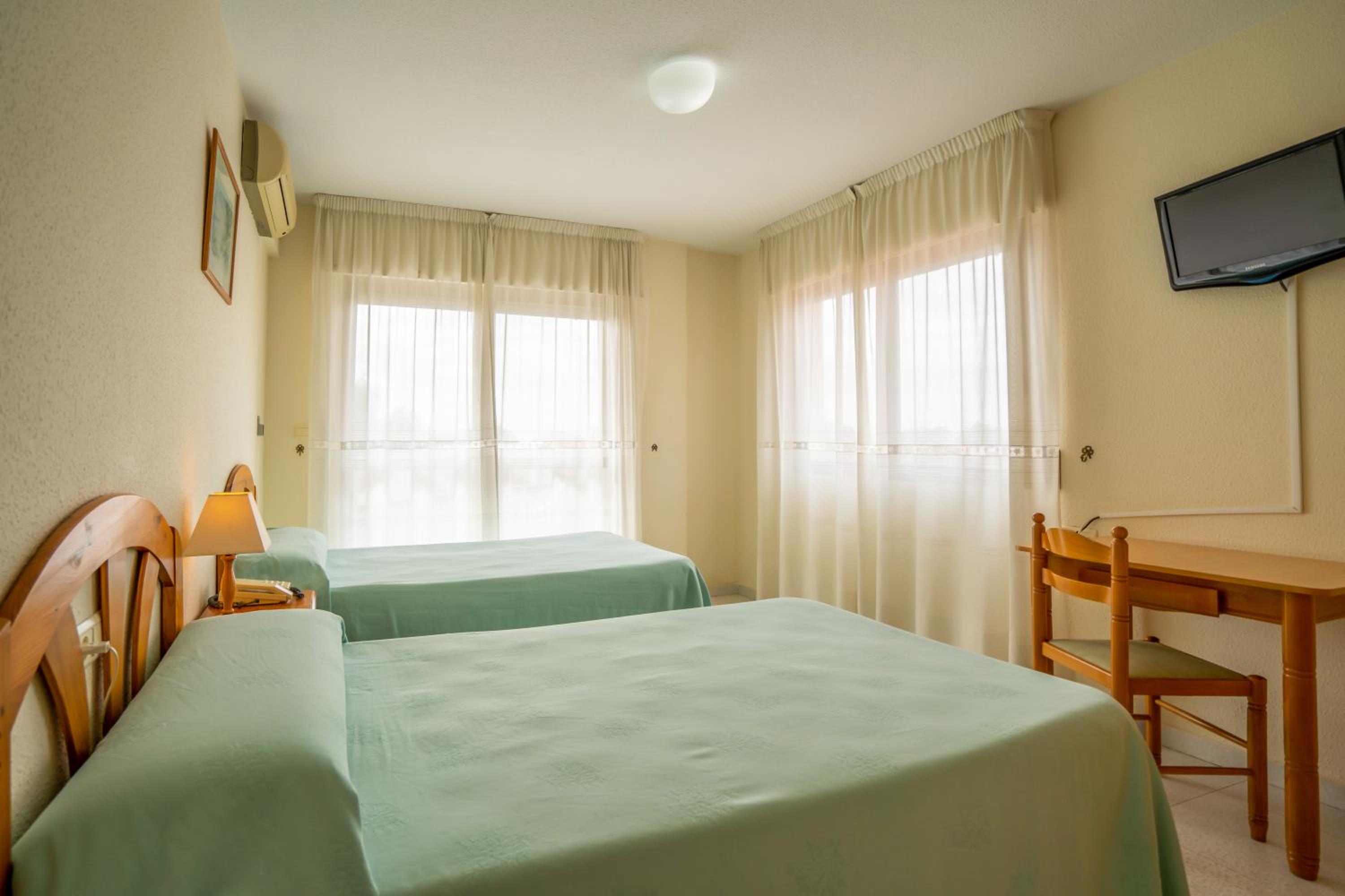 Double or Twin Room with Balcony - Photo 4