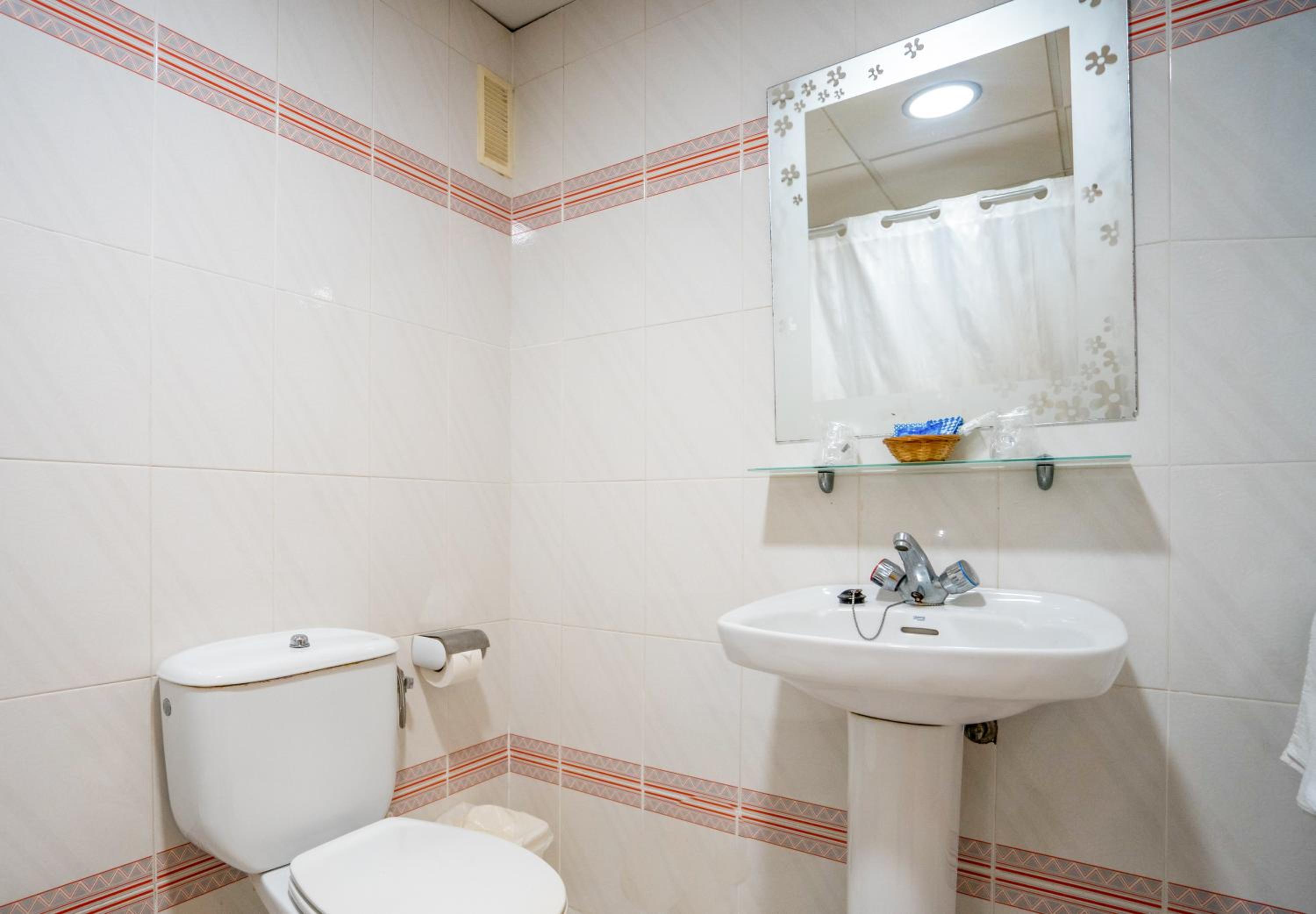 Double or Twin Room with Balcony - Photo 15