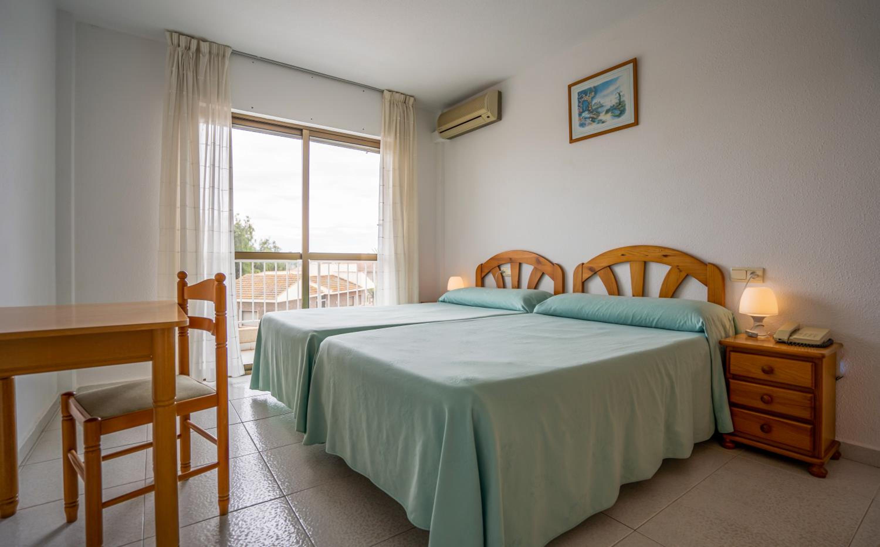 Double or Twin Room with Balcony - Photo 9