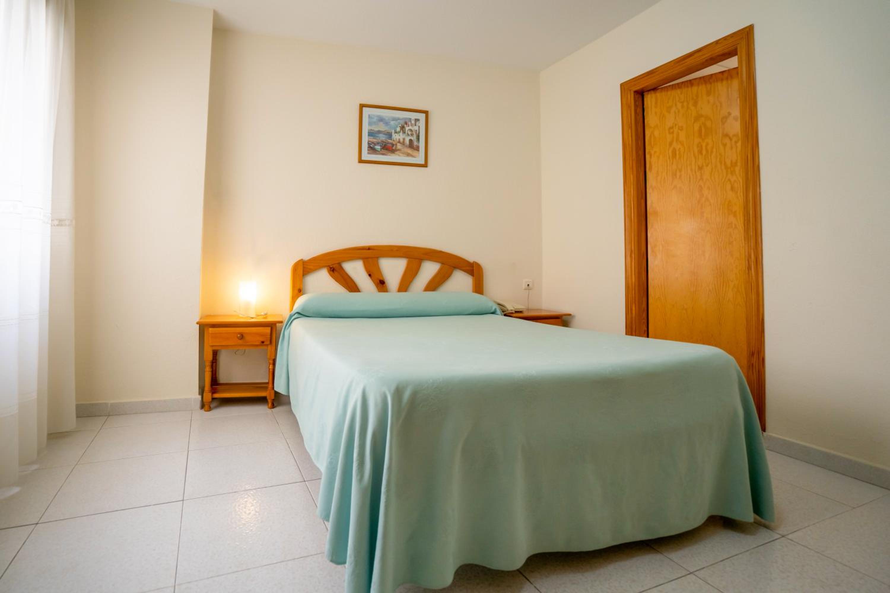 Standard Double or Twin Room - Photo 9