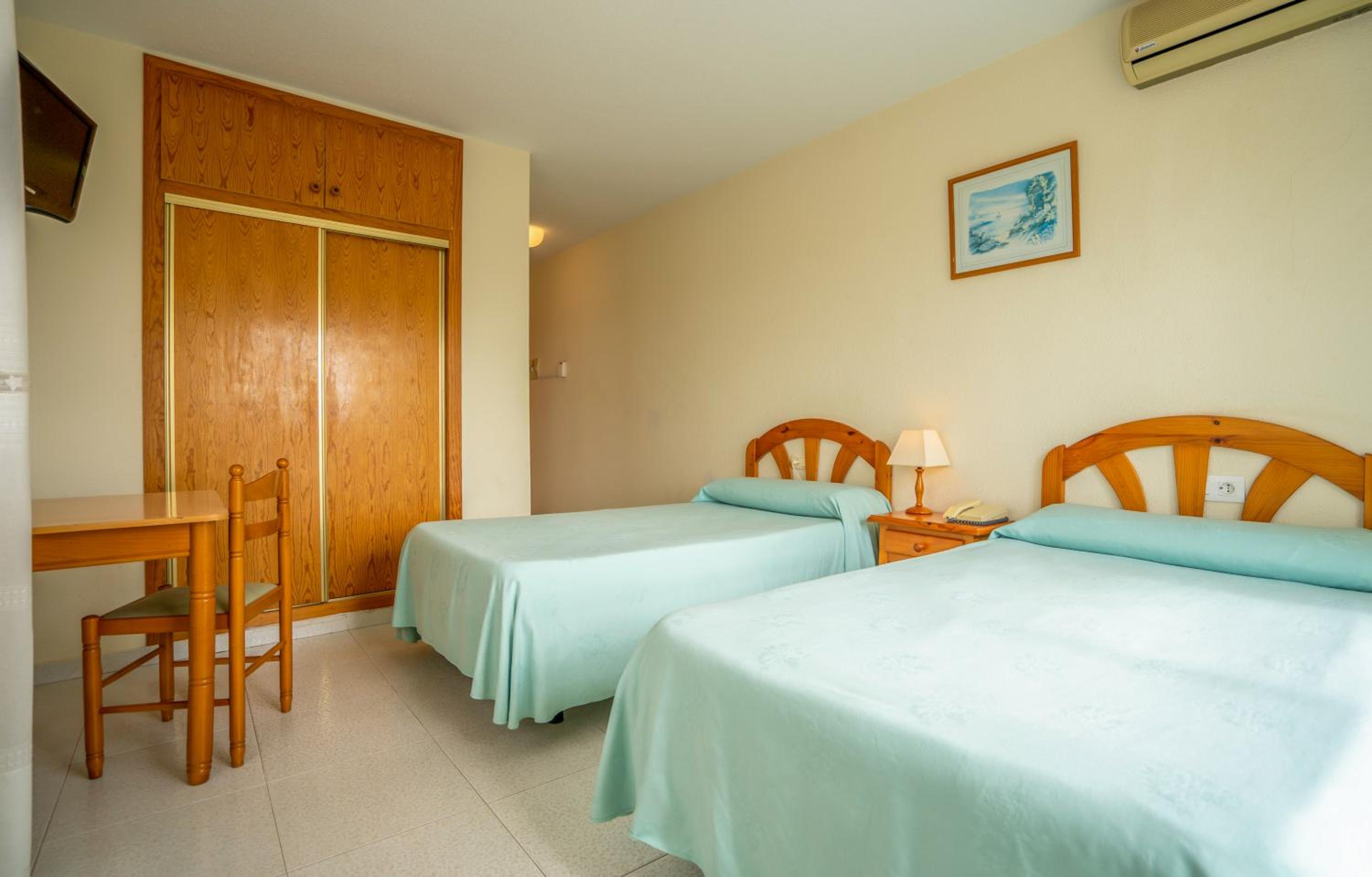 Double or Twin Room with Balcony - Photo 3