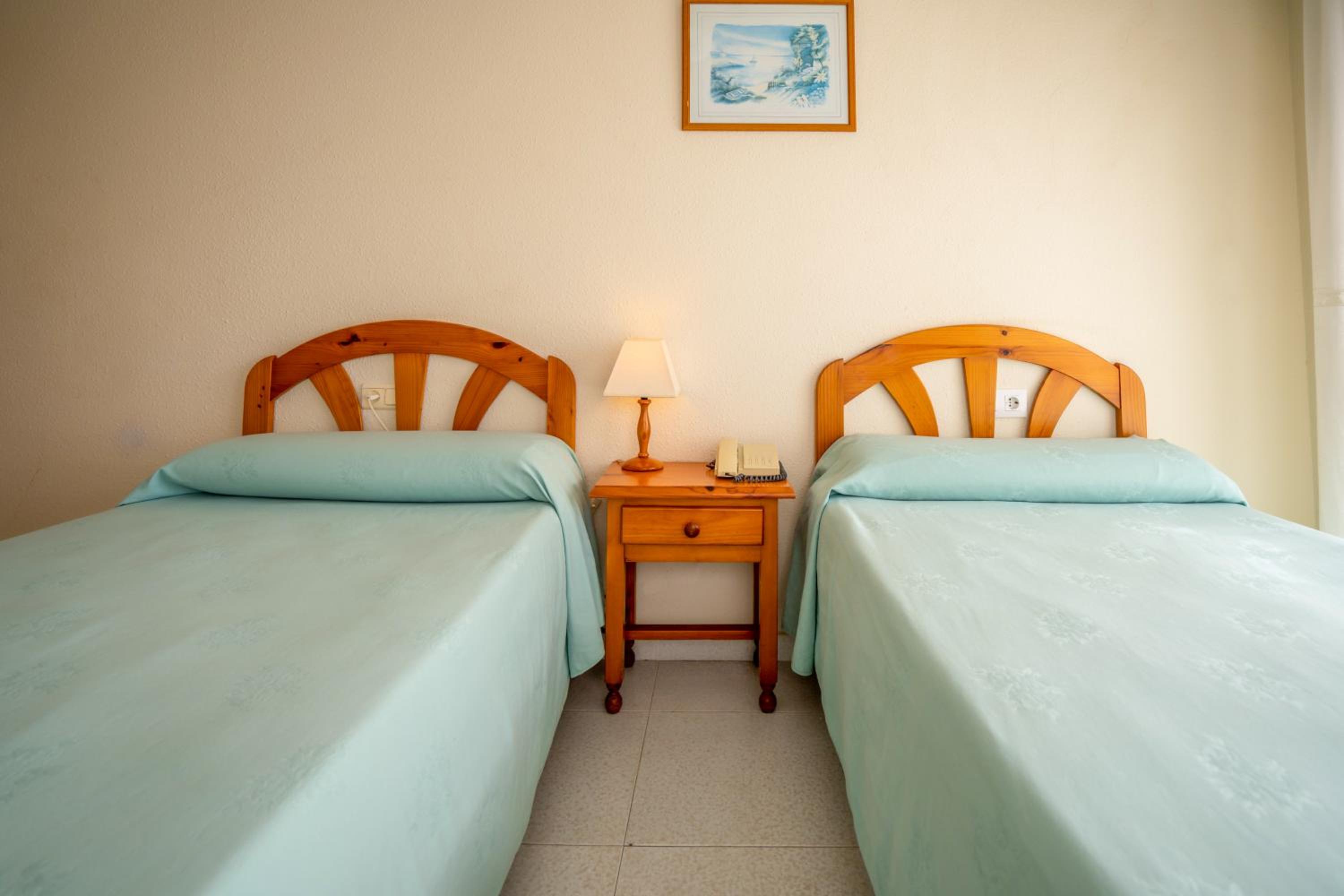 Double or Twin Room with Balcony - Photo 16