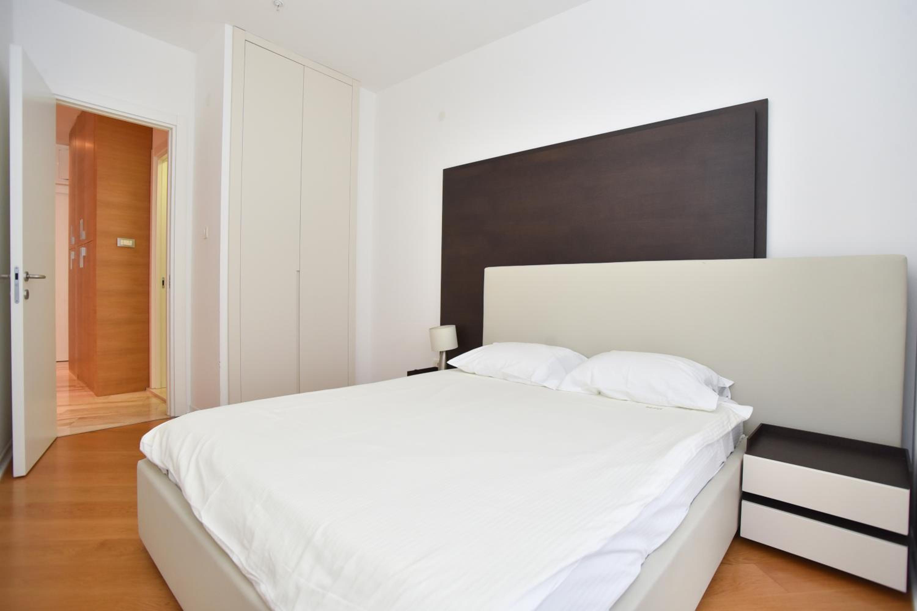 Deluxe Family Suite - Photo 17