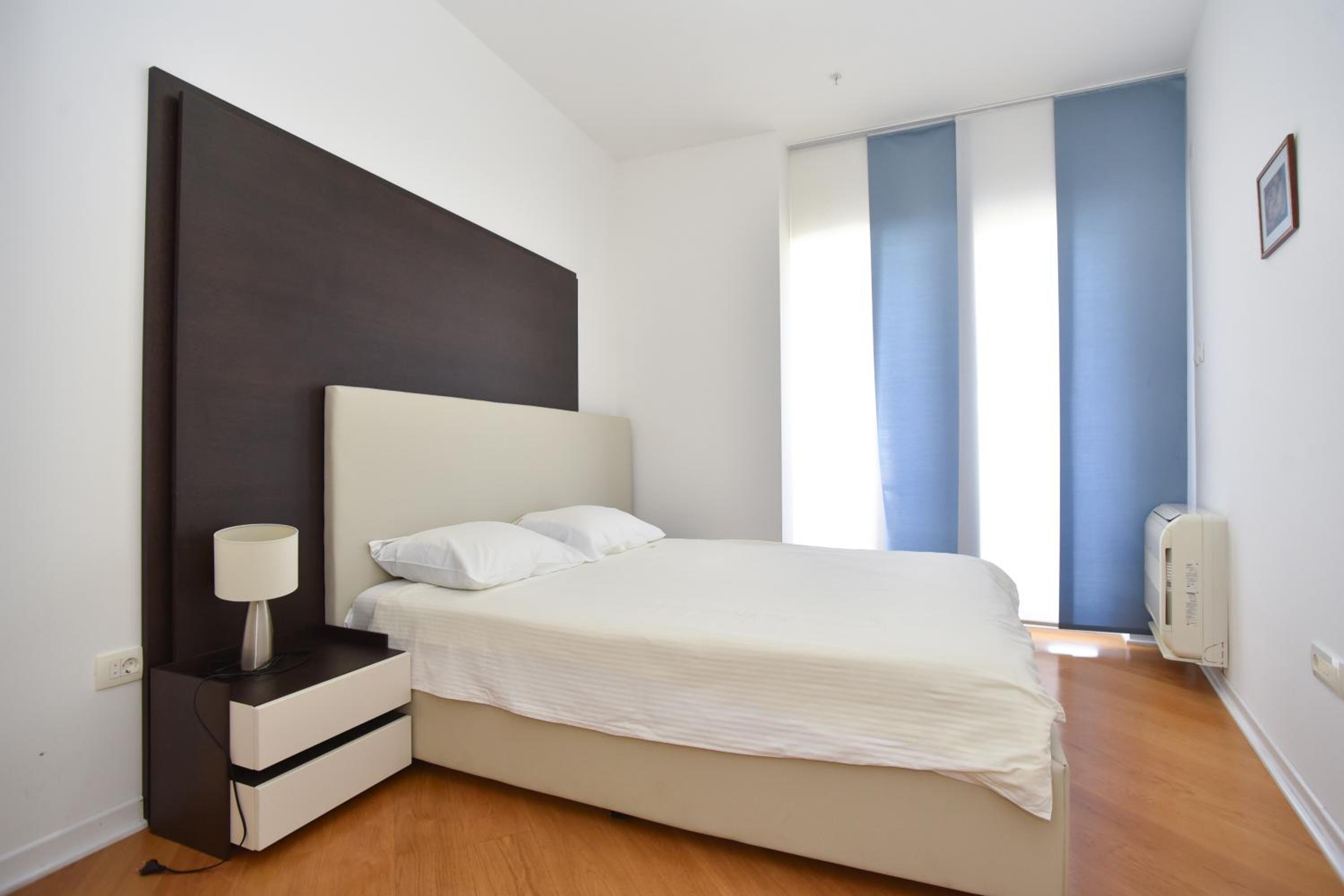 Deluxe Family Suite - Photo 16