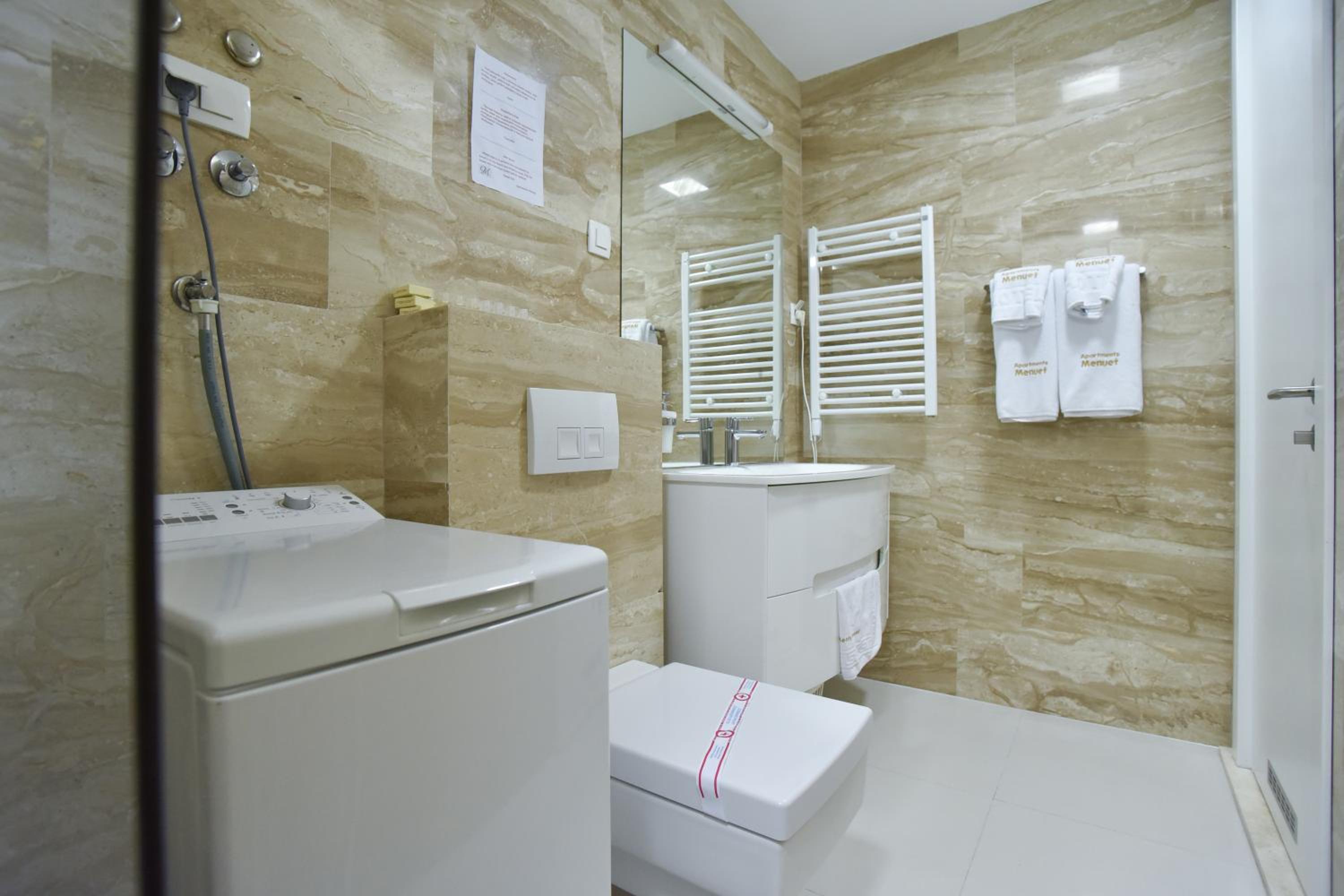 Deluxe Family Suite - Photo 13