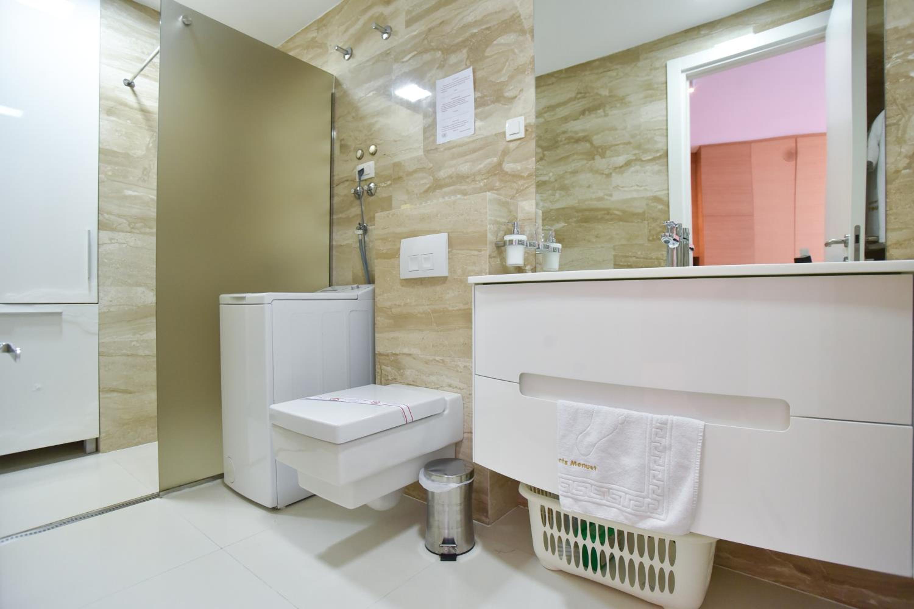Deluxe Family Suite - Photo 12