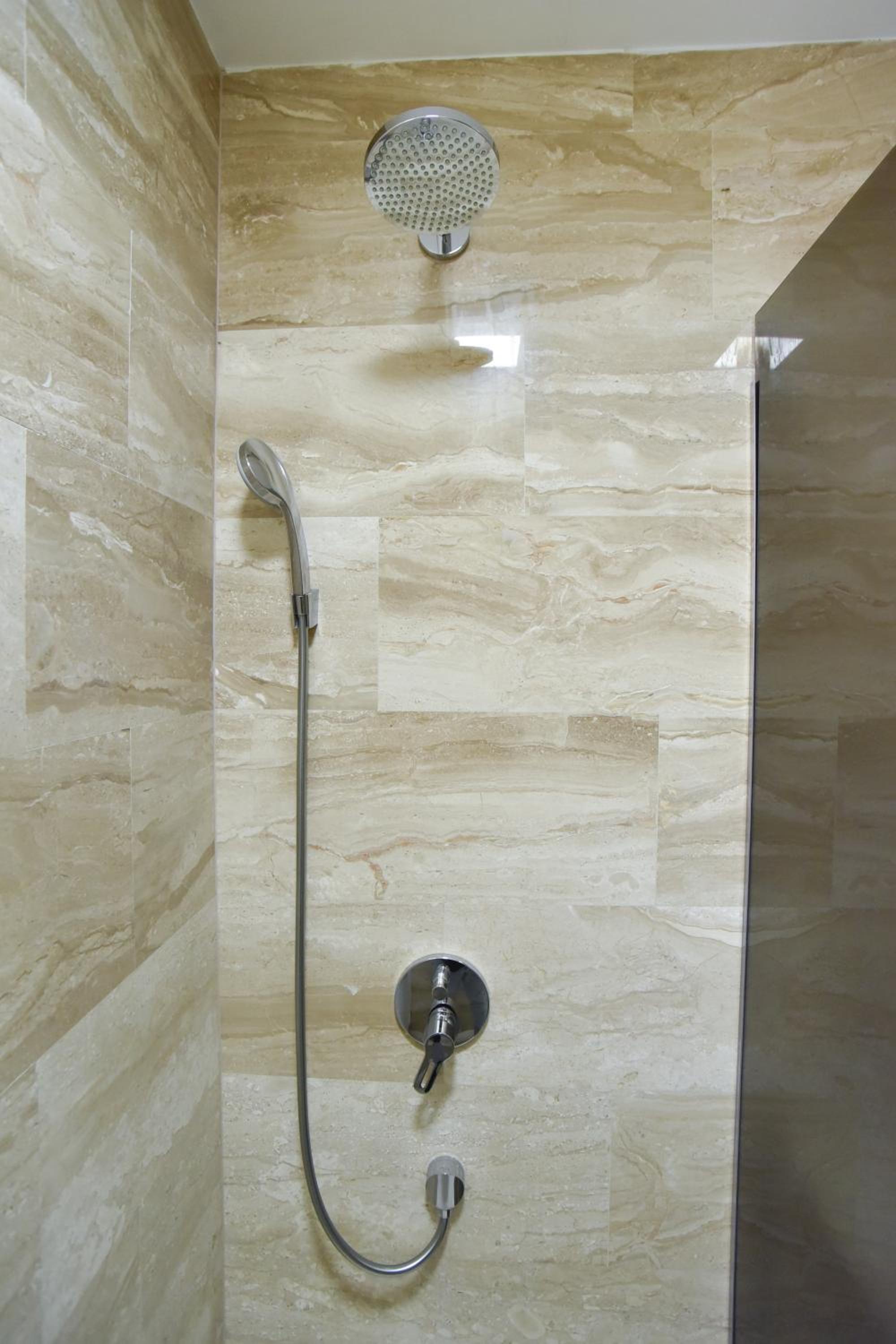Deluxe Family Suite - Photo 8
