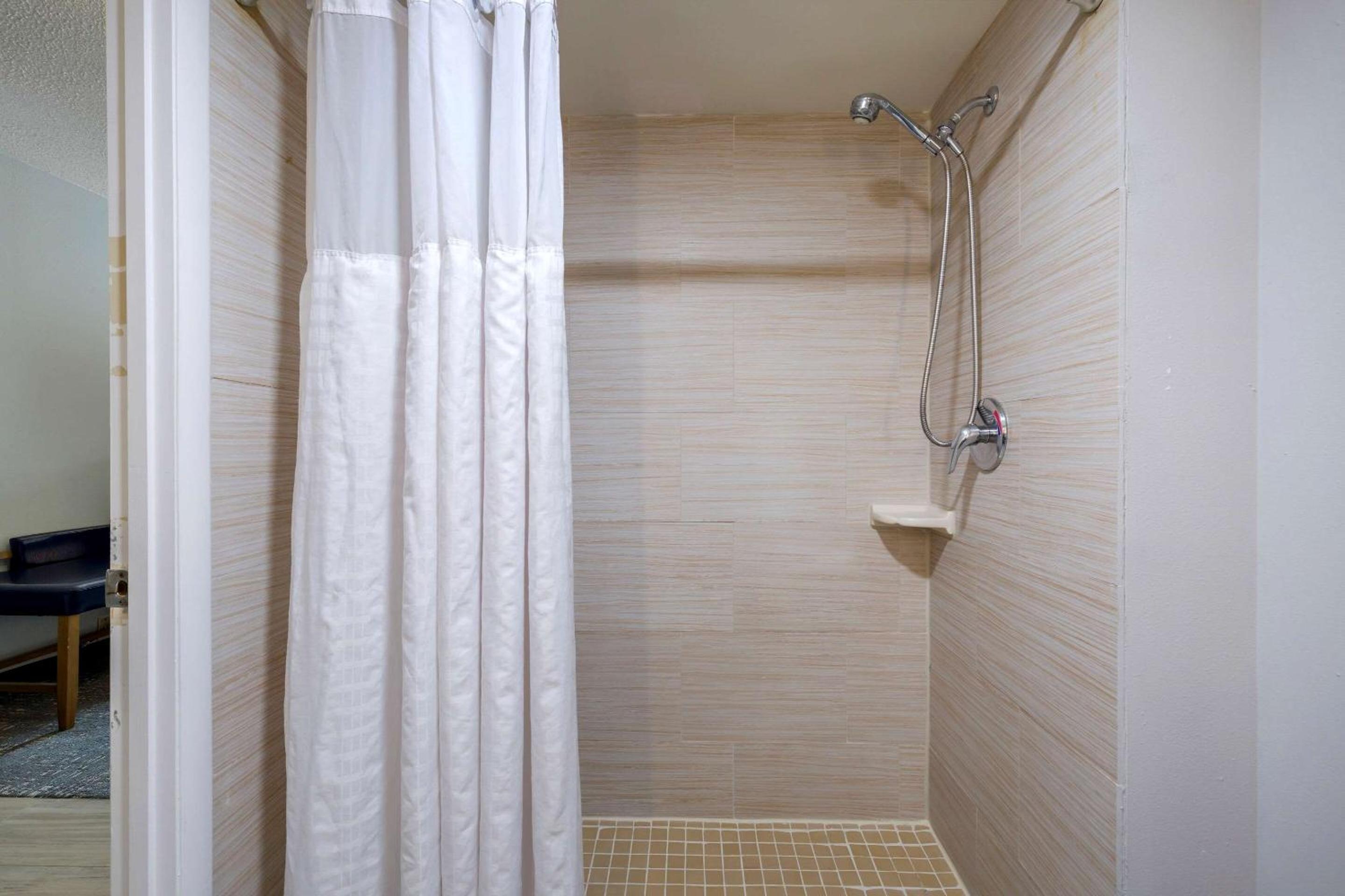 Queen Room - Photo 8
