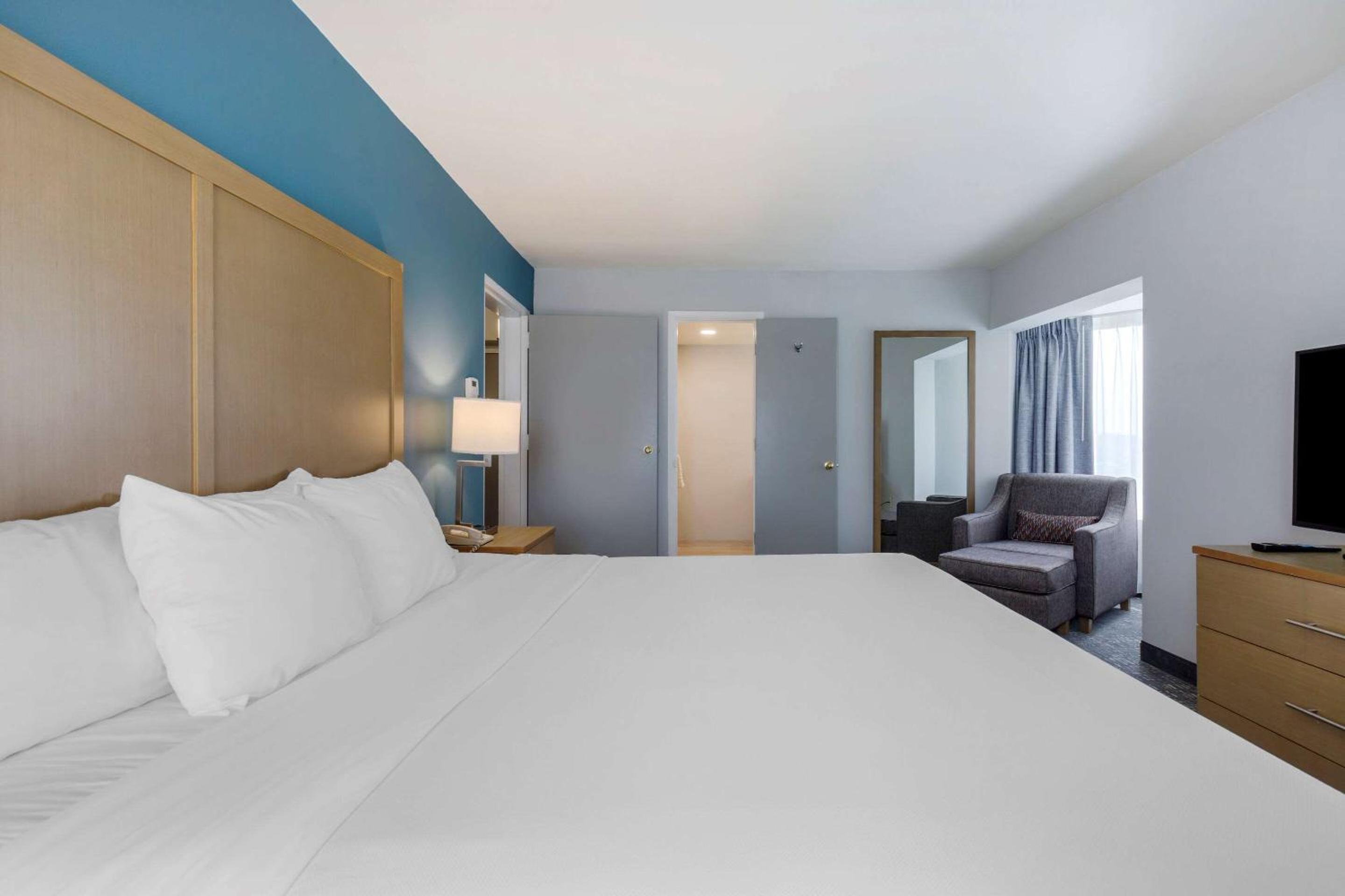 King Suite - Photo 13