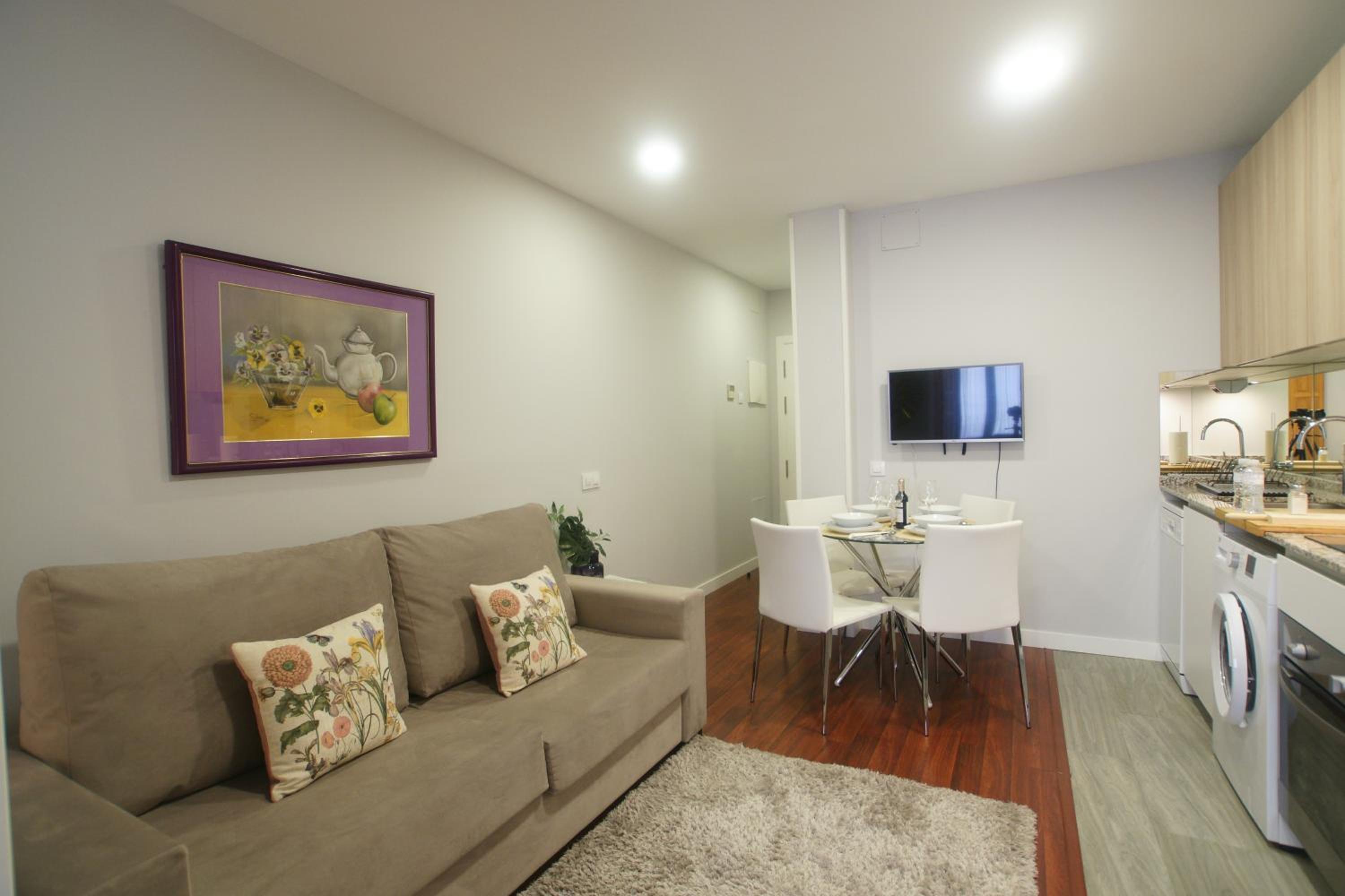 One-Bedroom Loft with Balcony photo 3