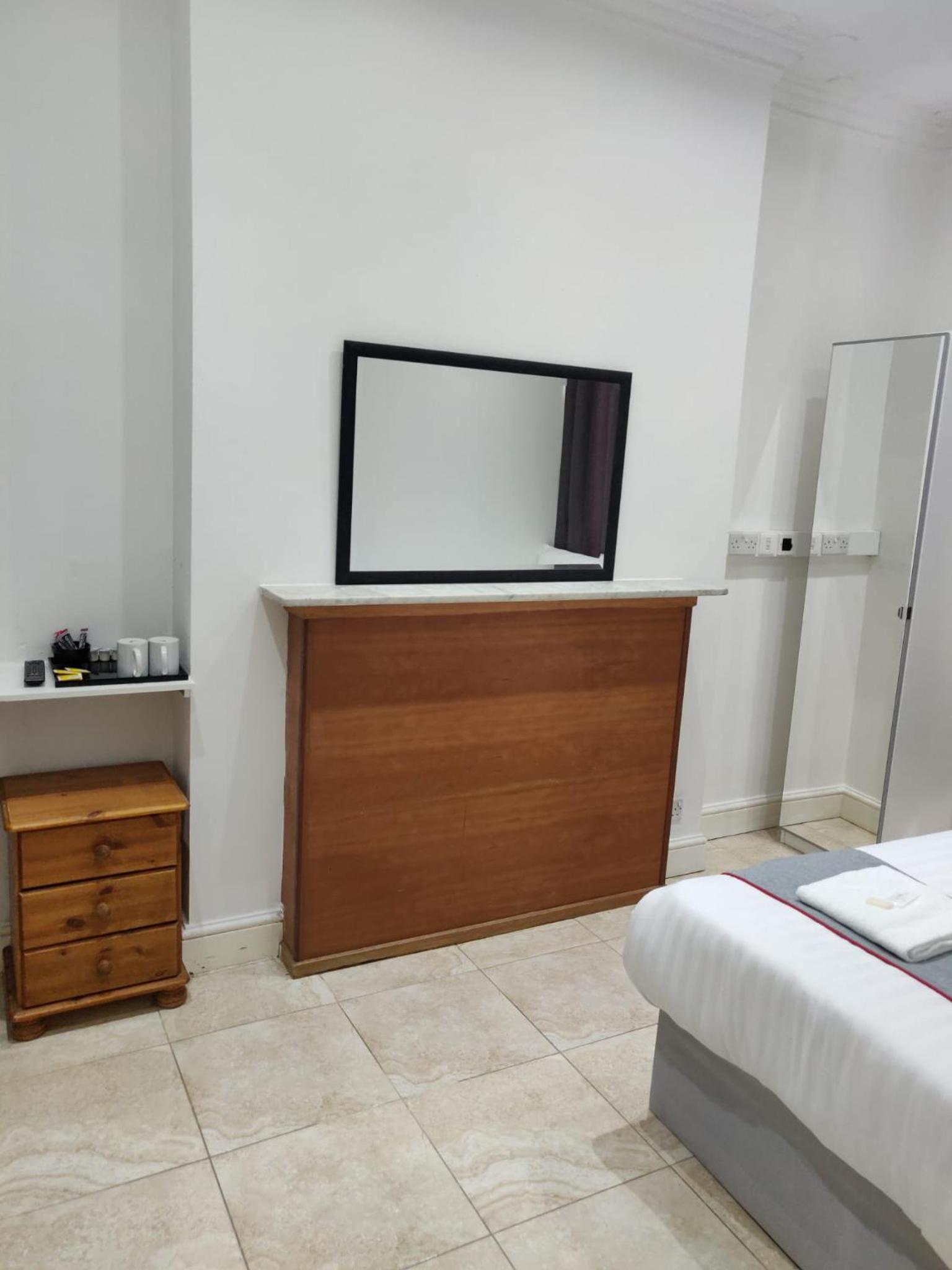 Double Room with Shared Bathroom photo 3