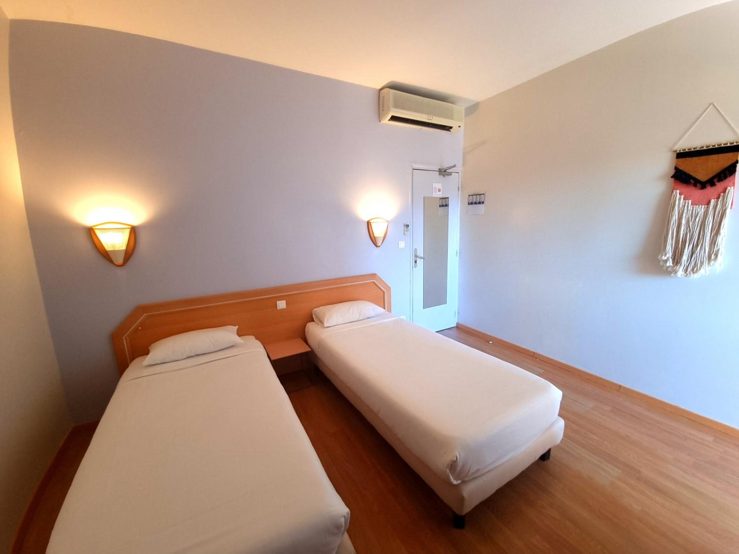 Superior Twin Room with Sea View - Photo 4