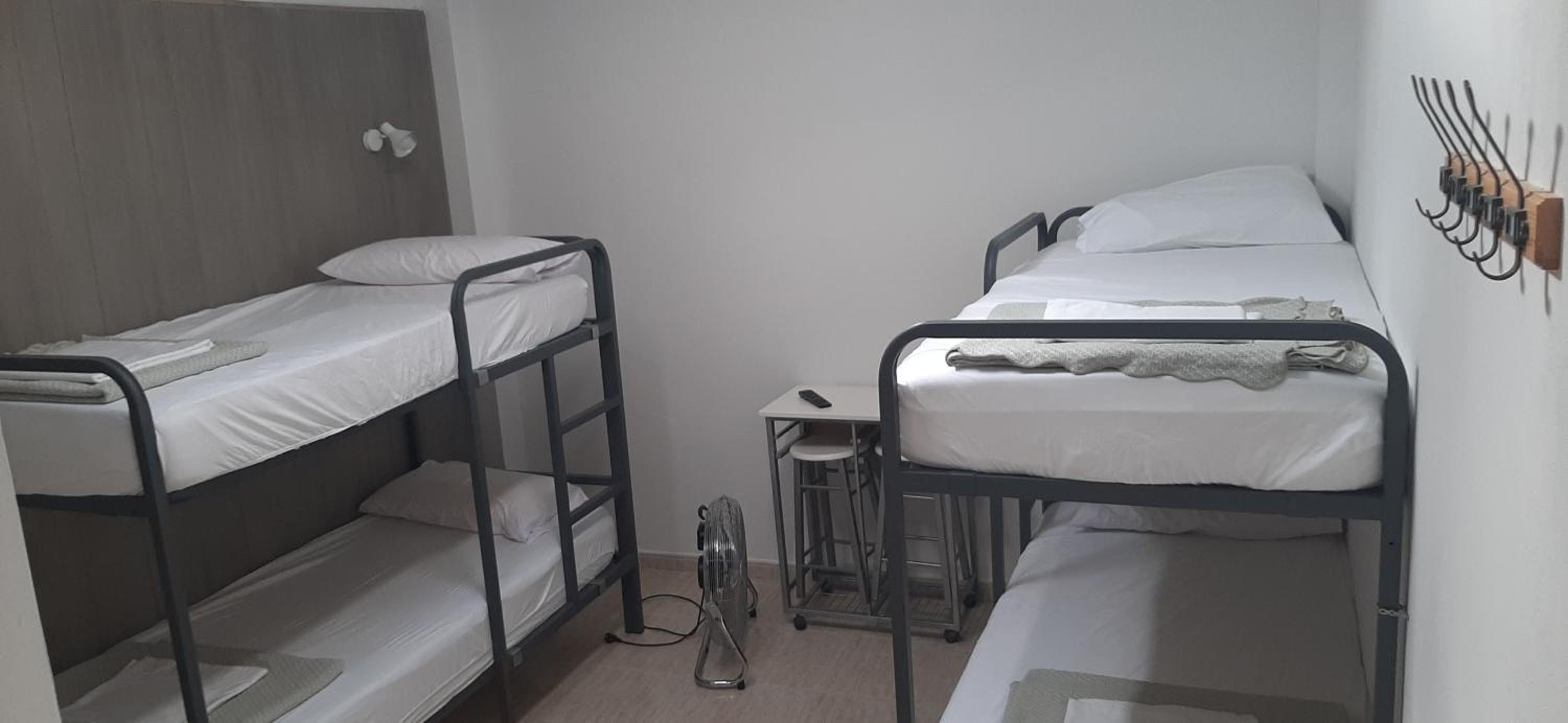 Quadruple Room with Bathroom - Photo 5
