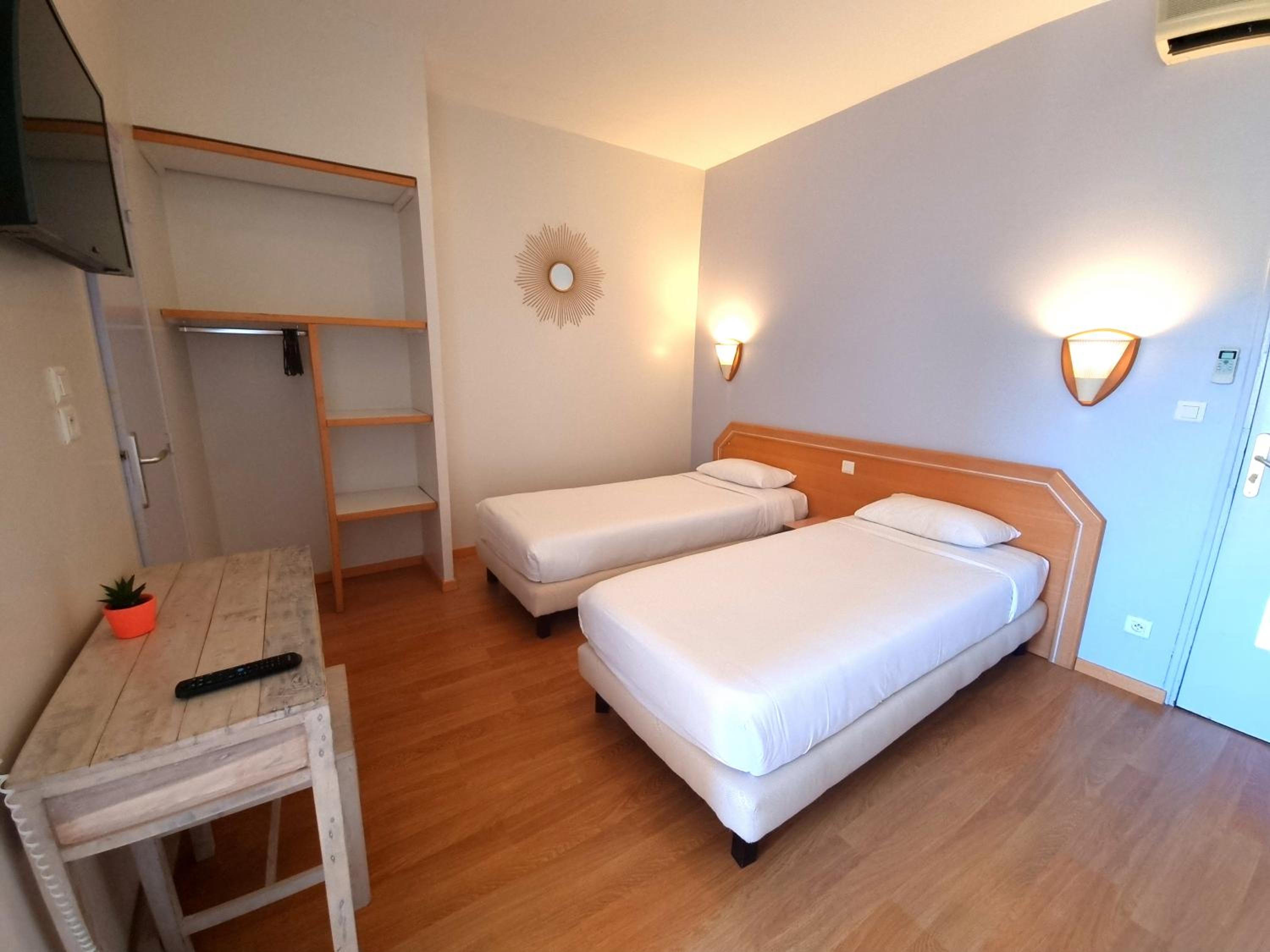 Superior Twin Room with Sea View - Photo 3