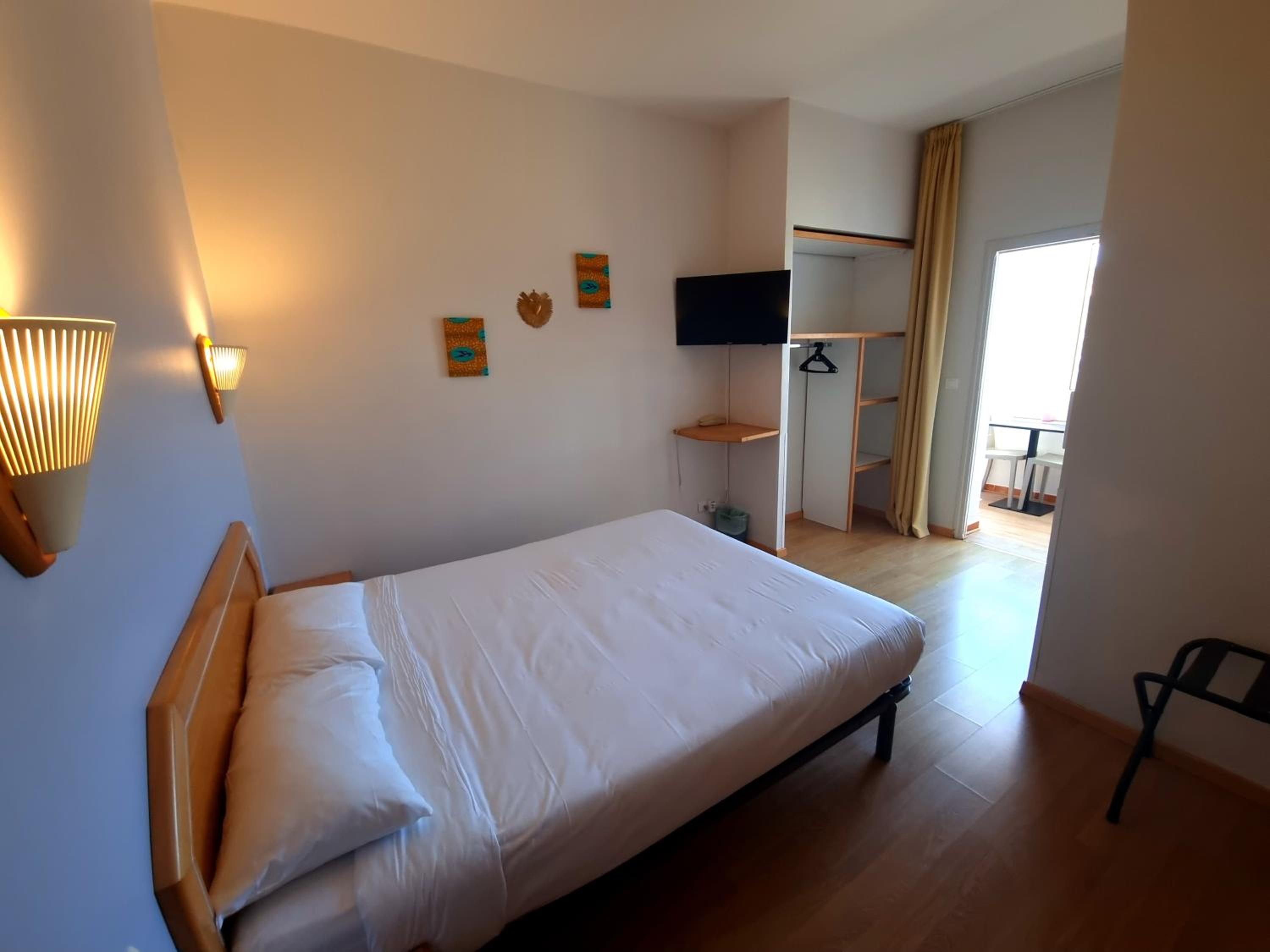 Double Room with Pool View - Photo 7
