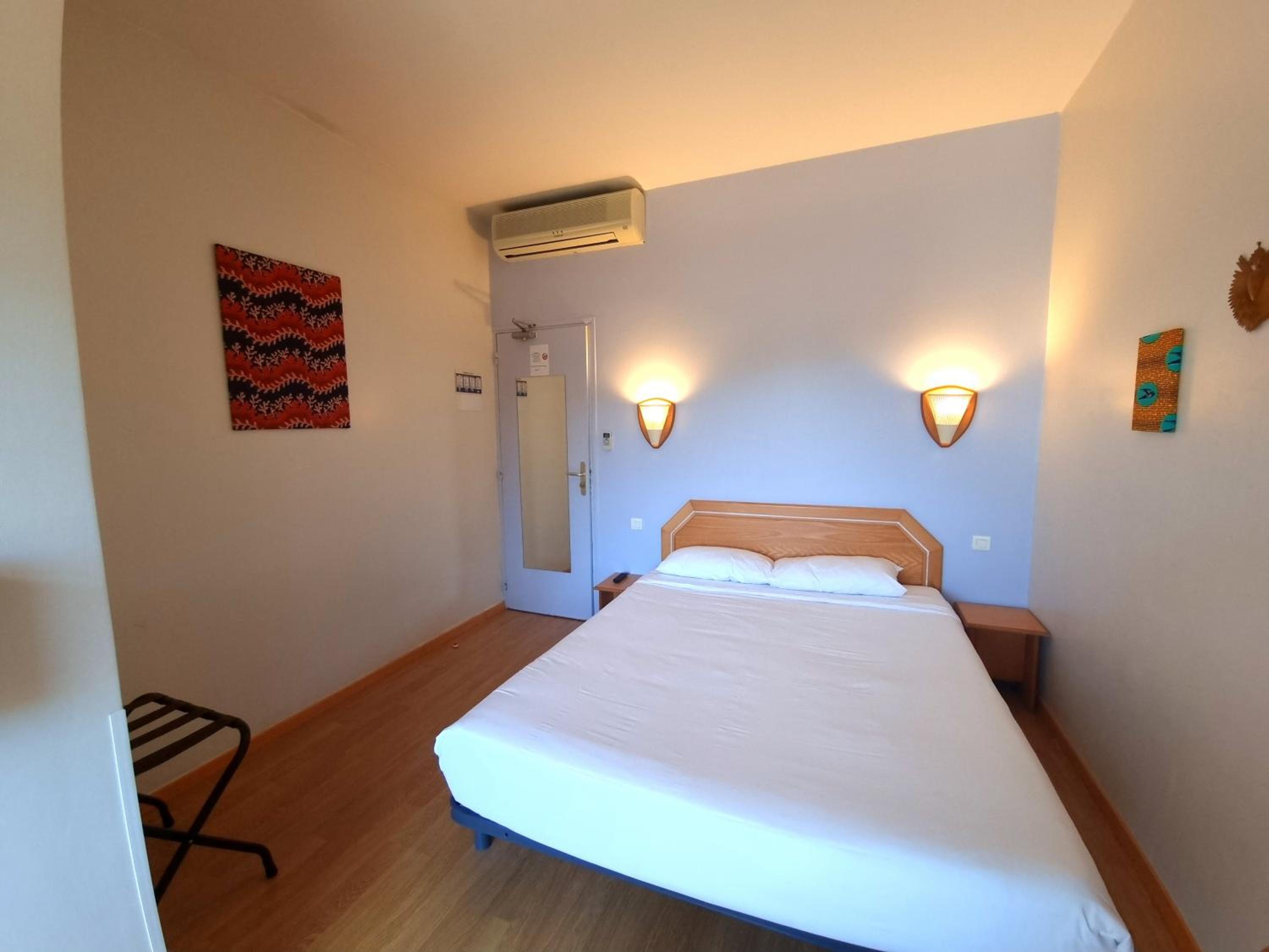Double Room with Pool View - Photo 6