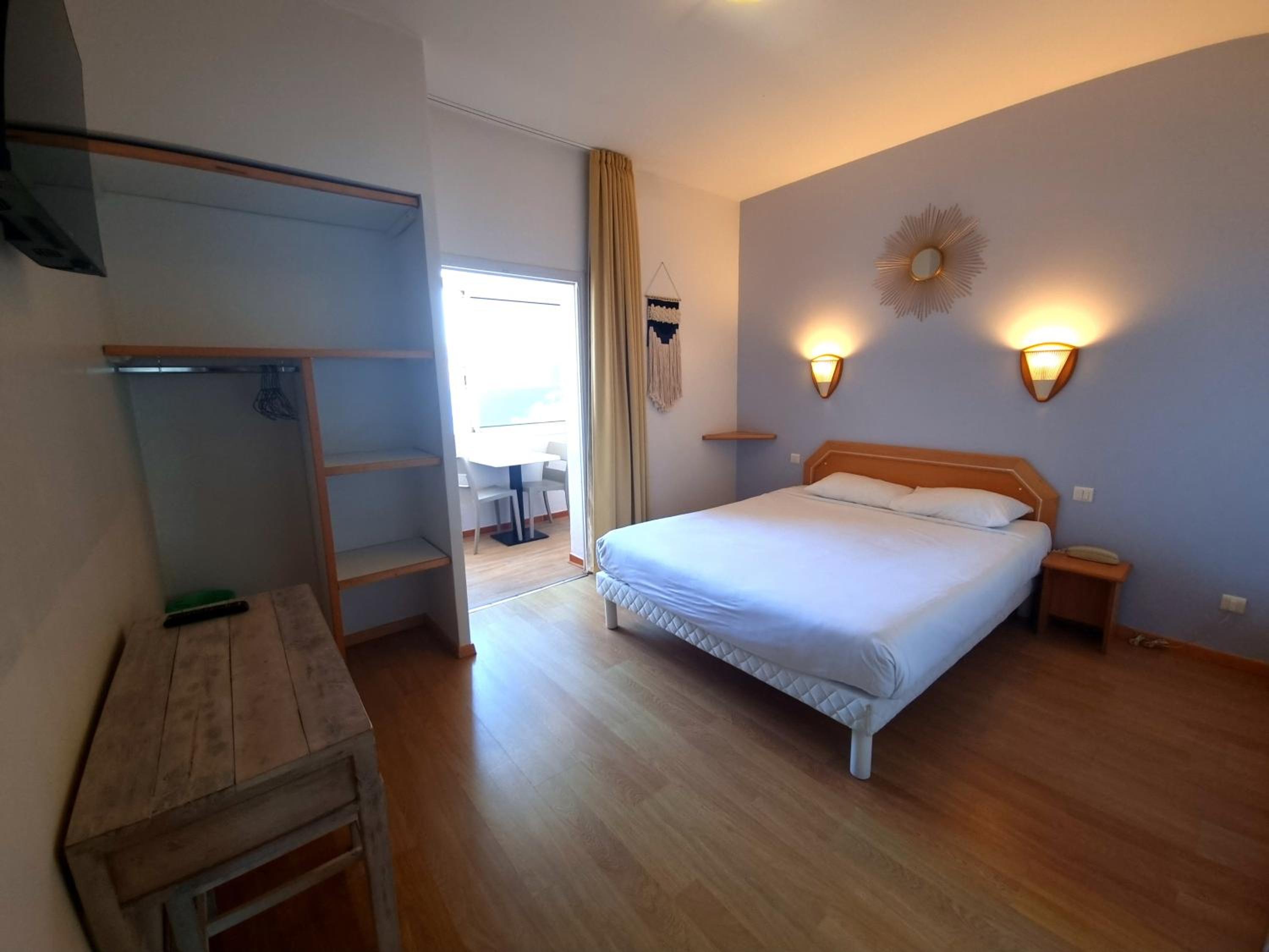 Superior Double Room with Sea View - Photo 4