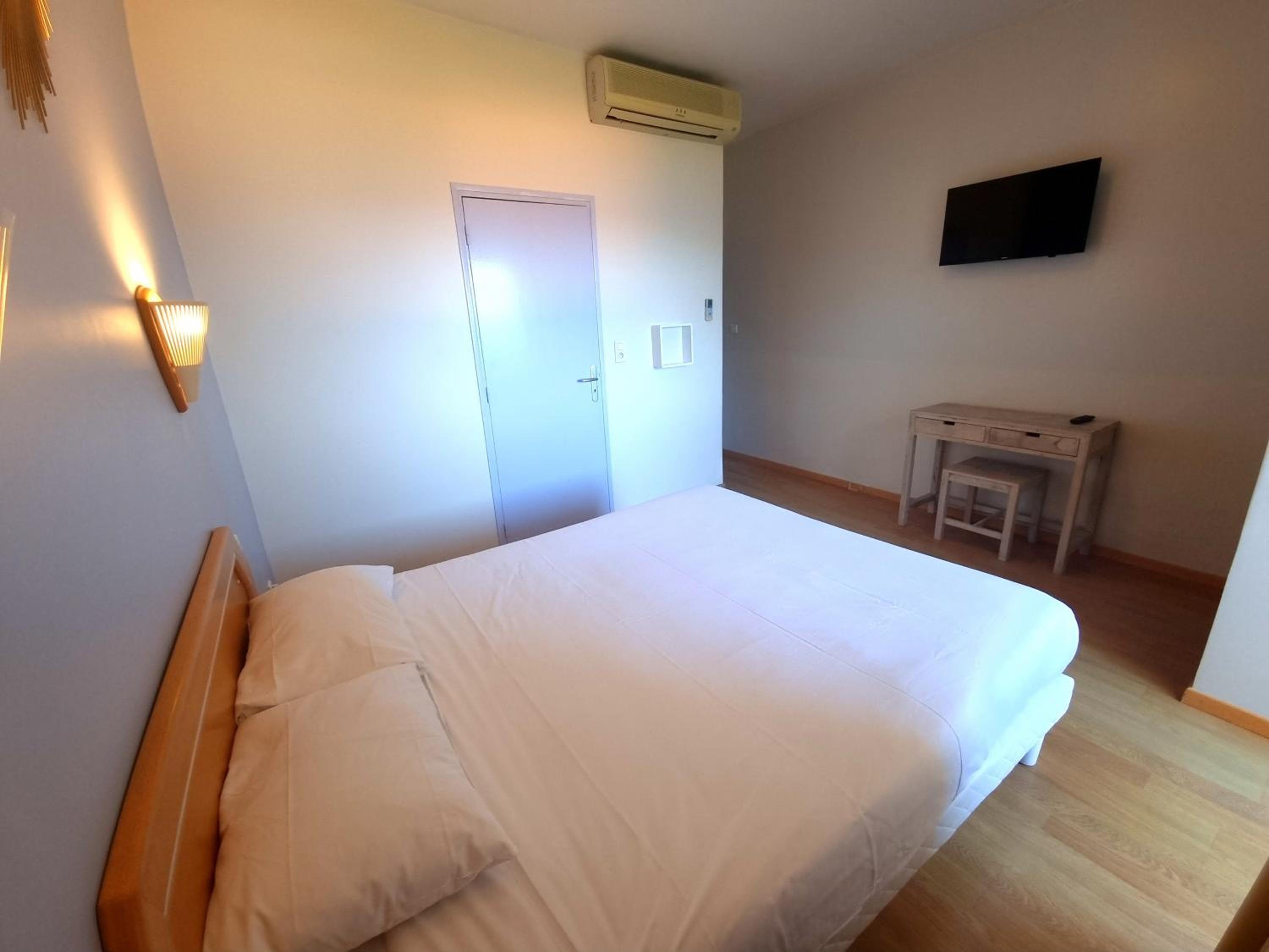Superior Double Room with Sea View - Photo 3