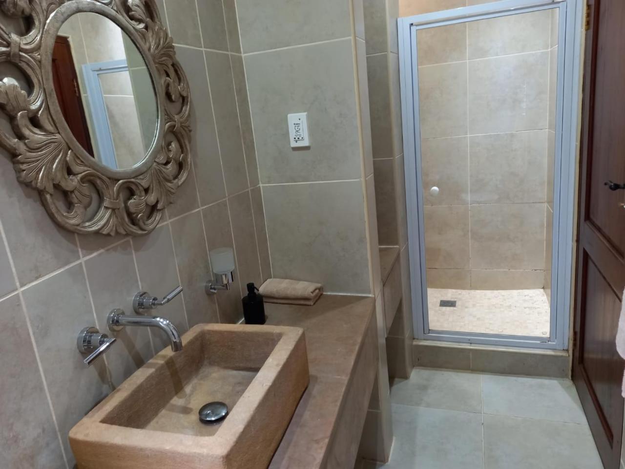 Standard Queen Room - Photo 12