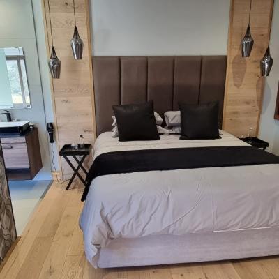 Executive Suite - Photo 19