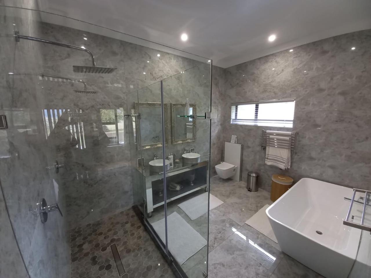 Executive Suite - Photo 11