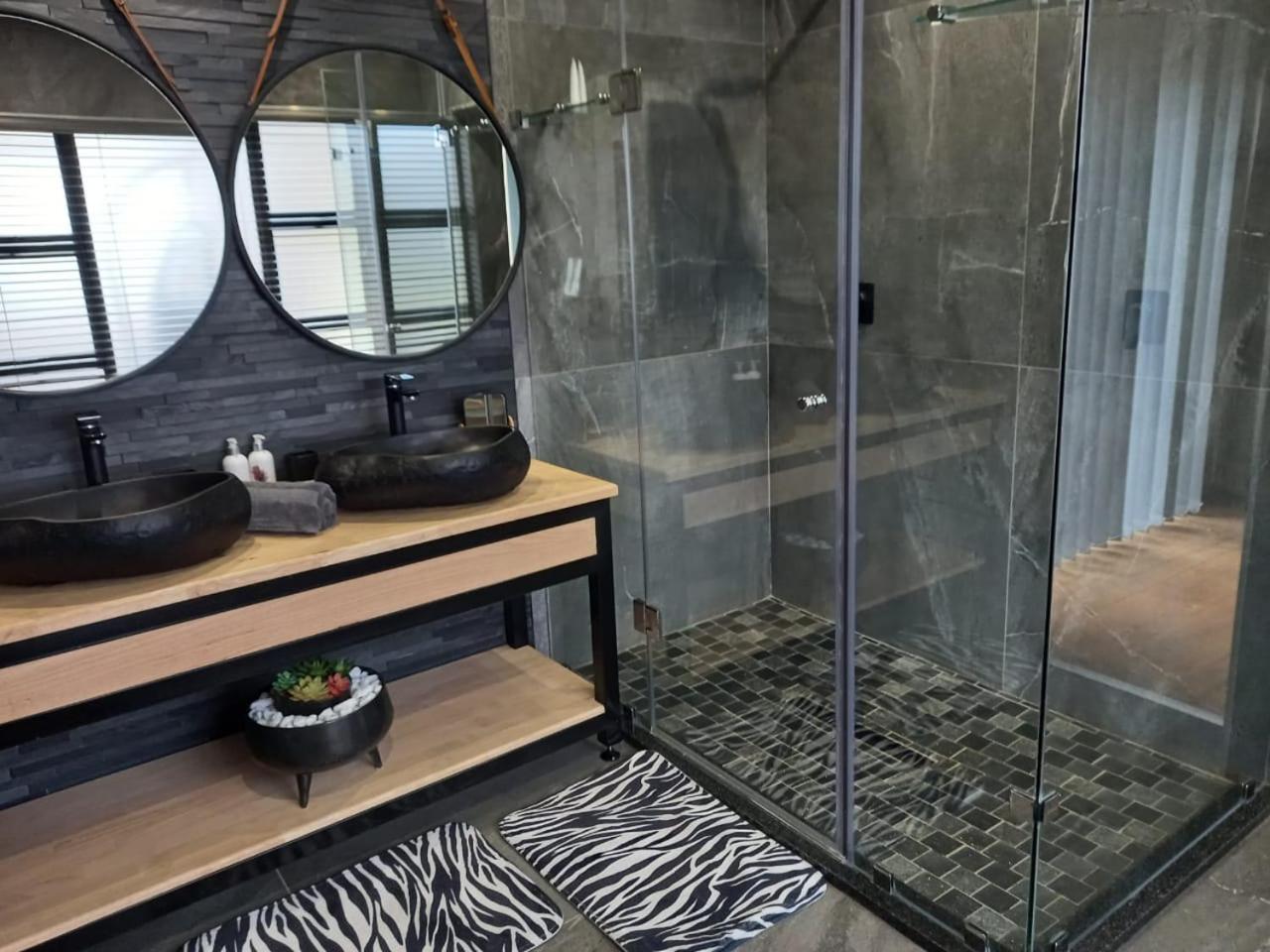 Executive Suite - Photo 15