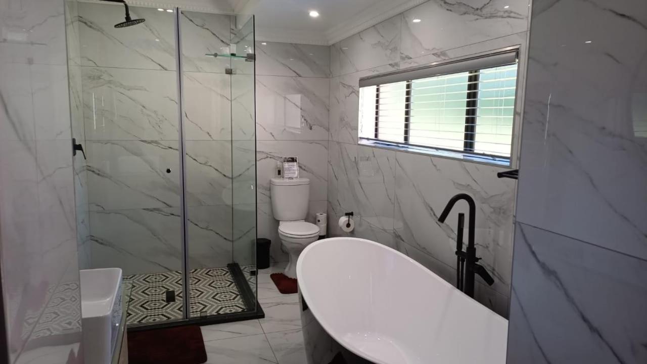 Executive Suite - Photo 7