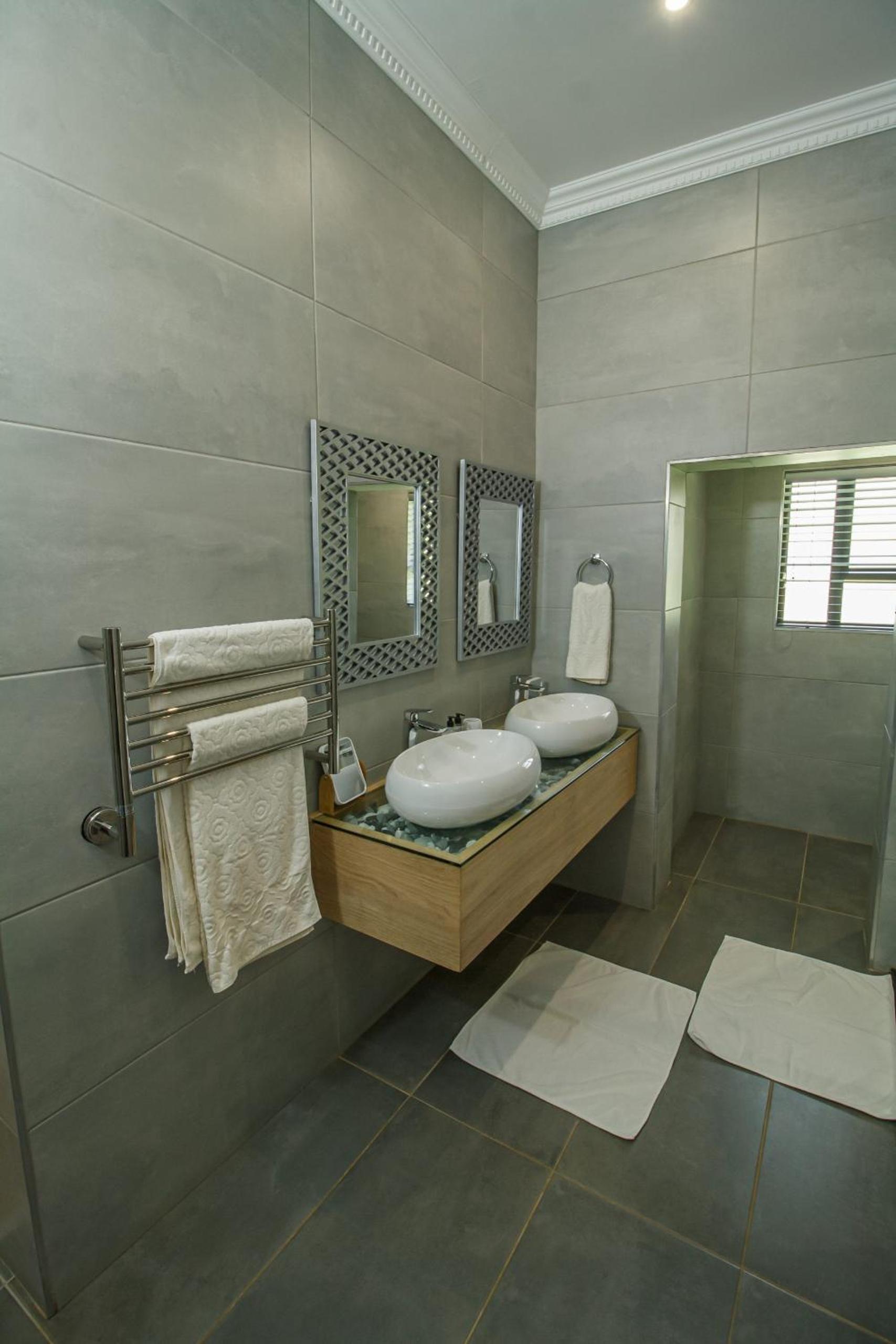 Executive Suite - Photo 2