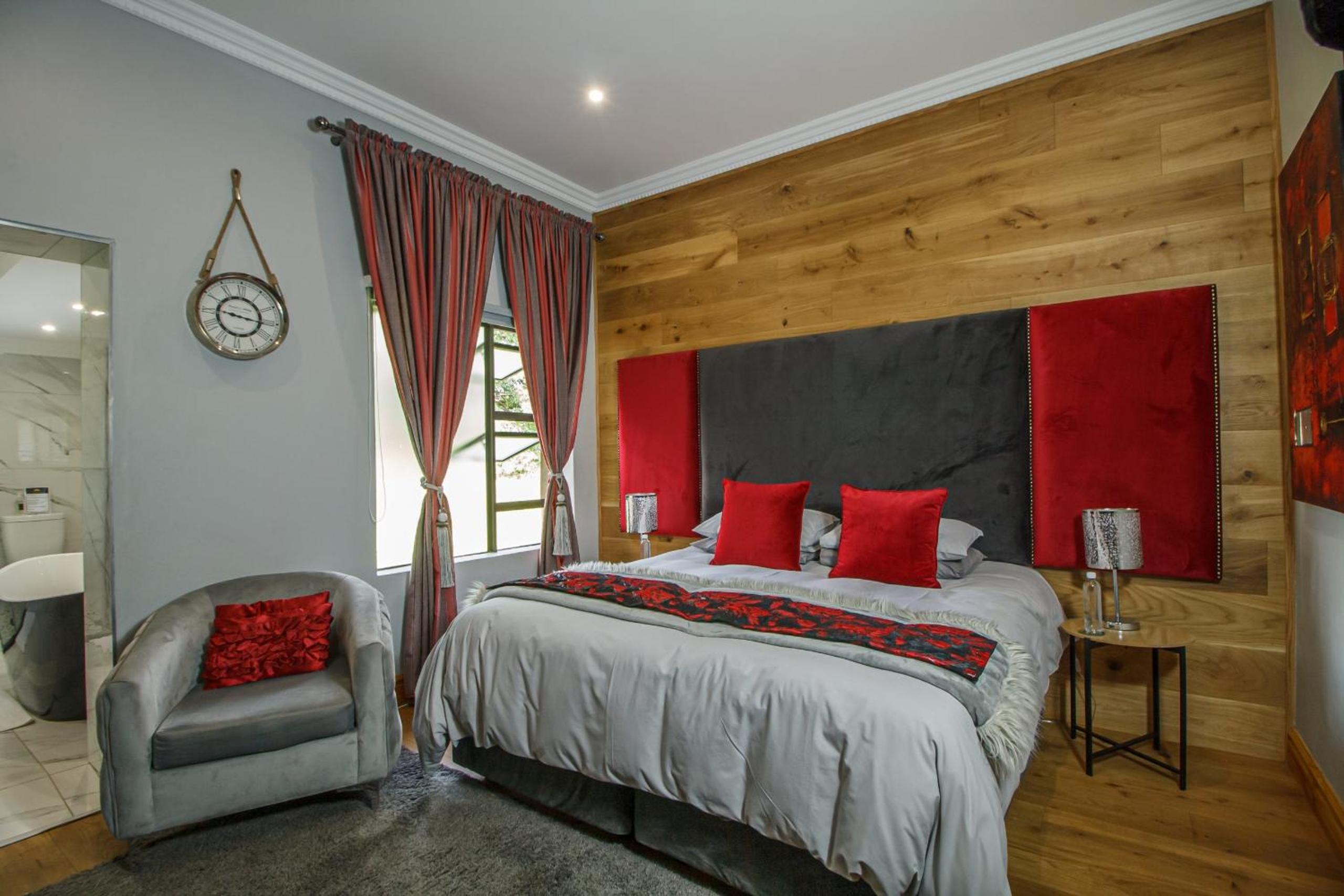 Executive Suite - Photo 8