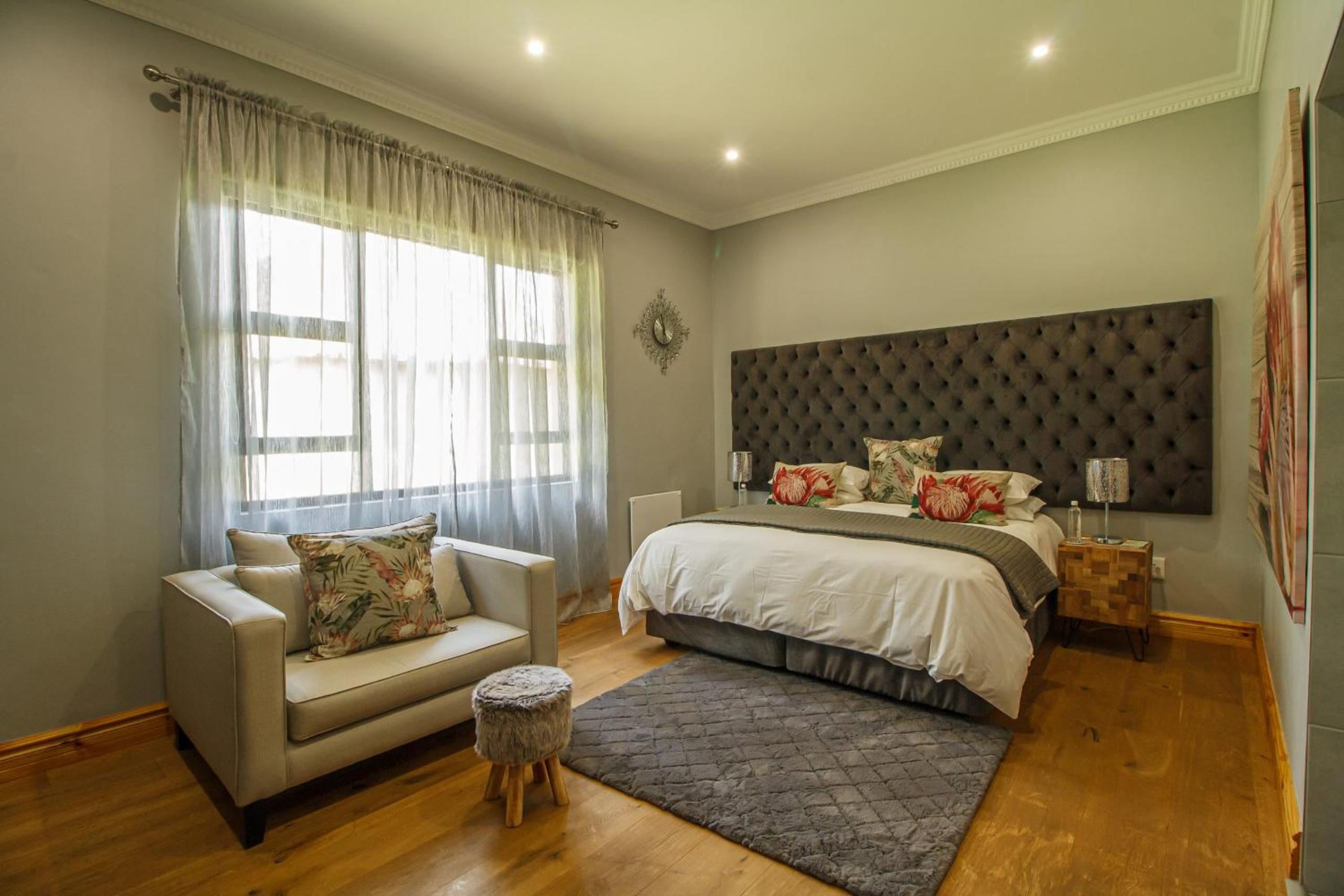 Executive Suite - Photo 3