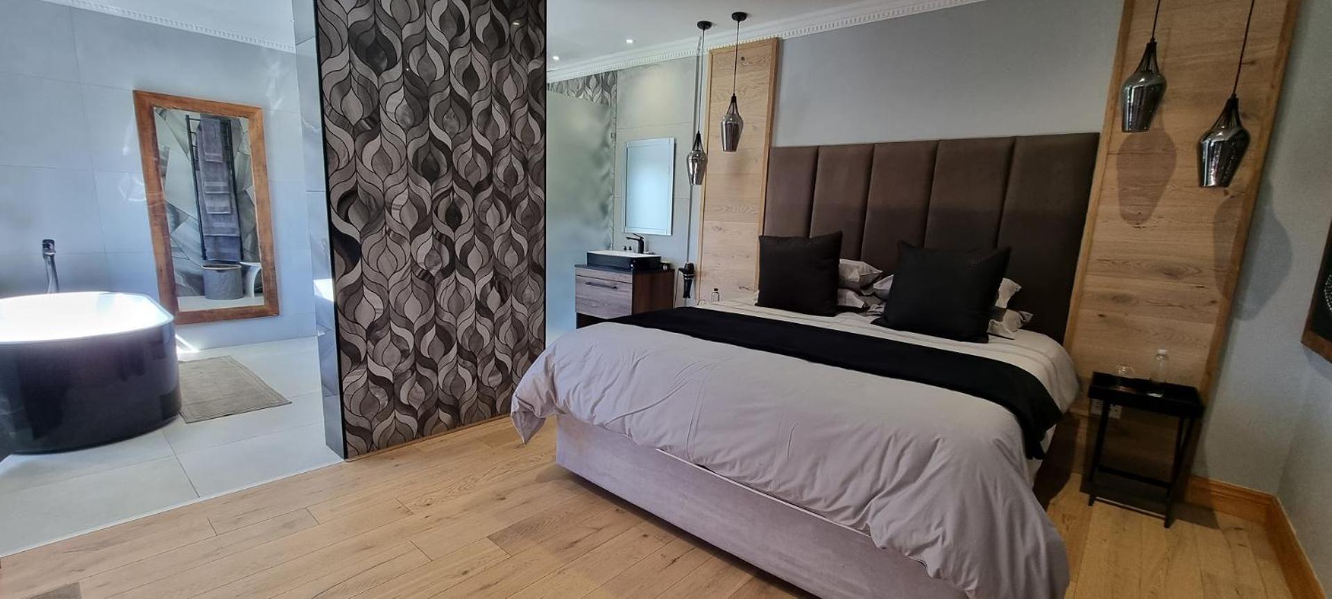 Executive Suite - Photo 20