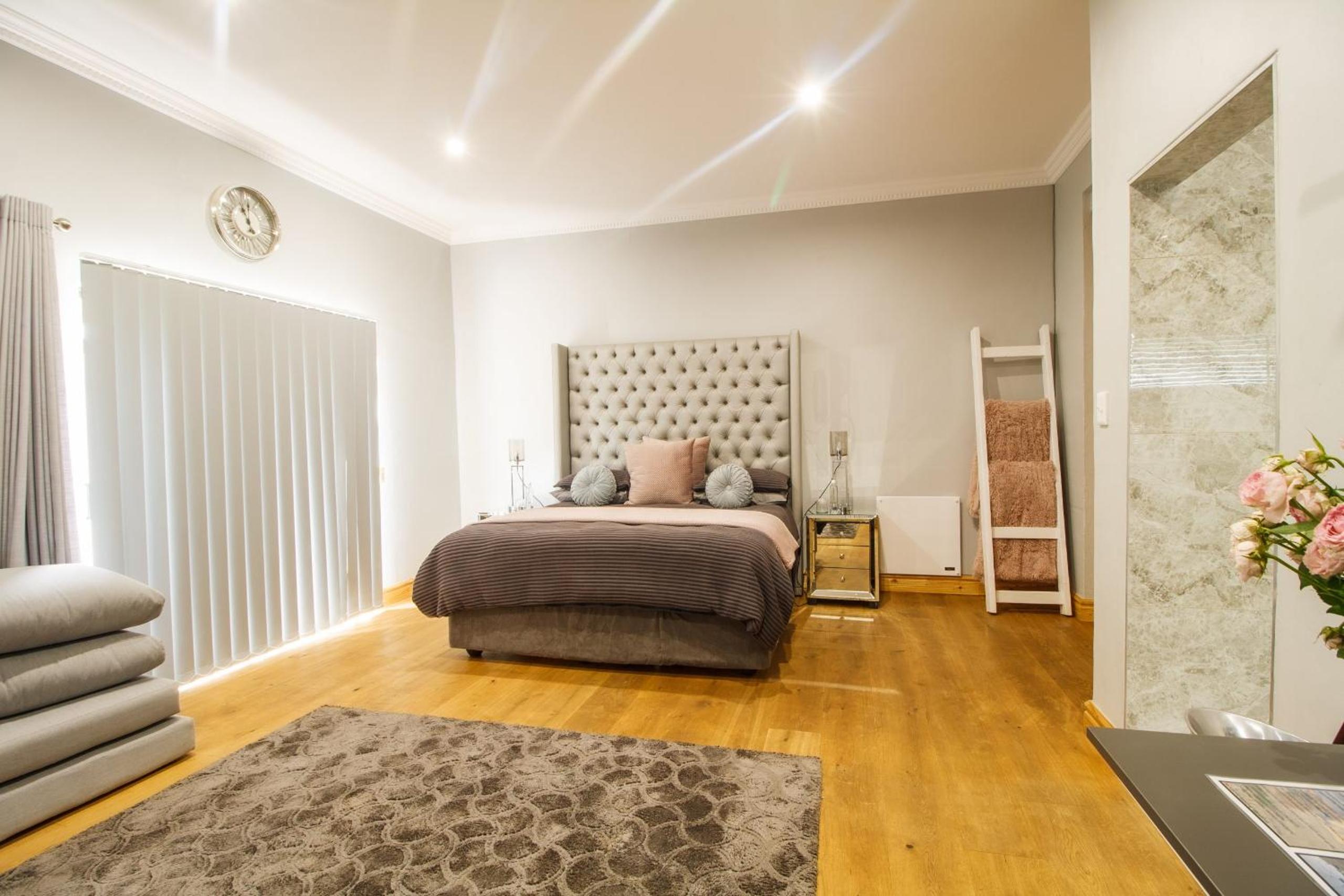 Executive Suite - Photo 12