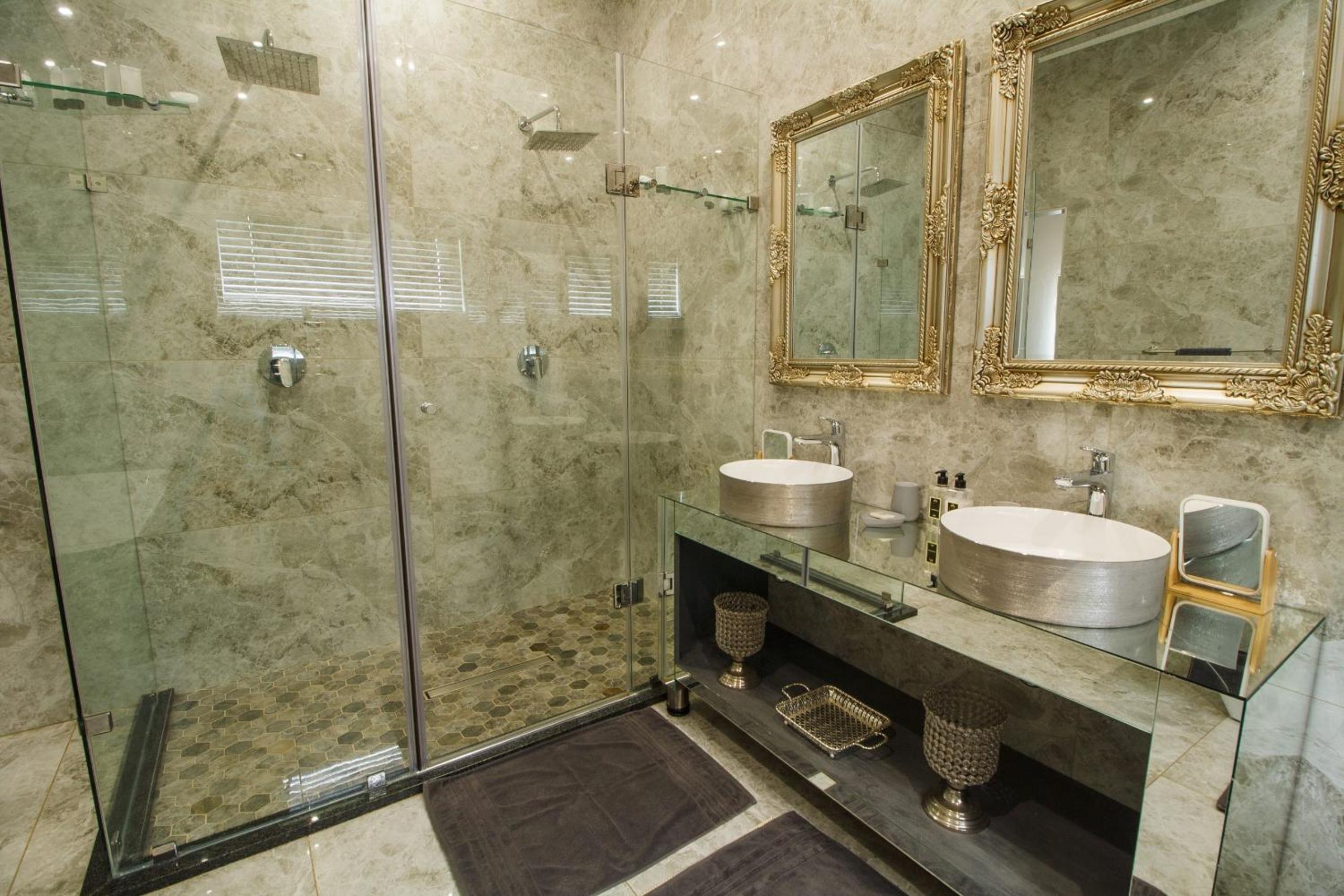 Executive Suite - Photo 10