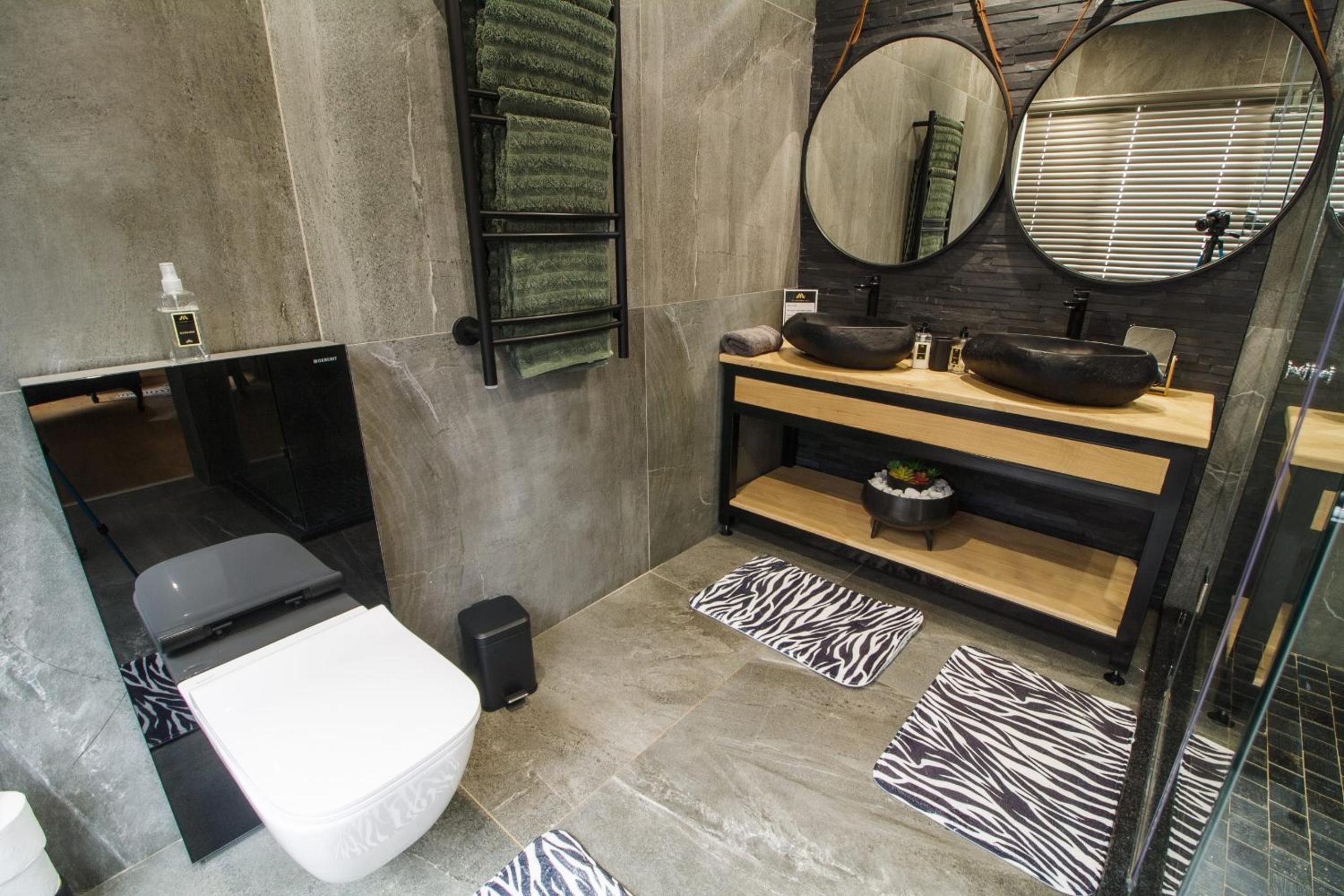 Executive Suite - Photo 14