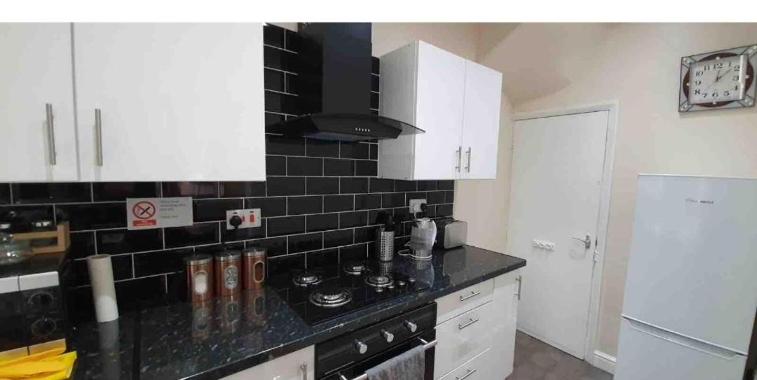Two-Bedroom House - Photo 18