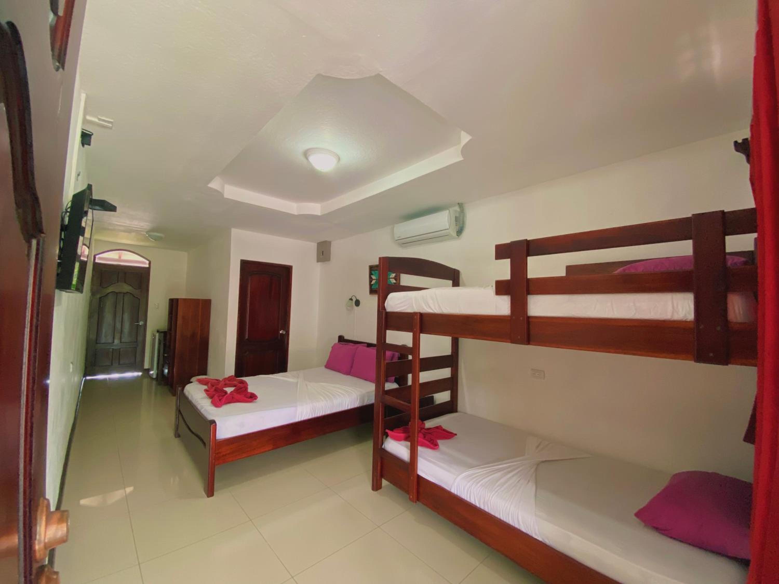 Quadruple Room with Balcony photo 1