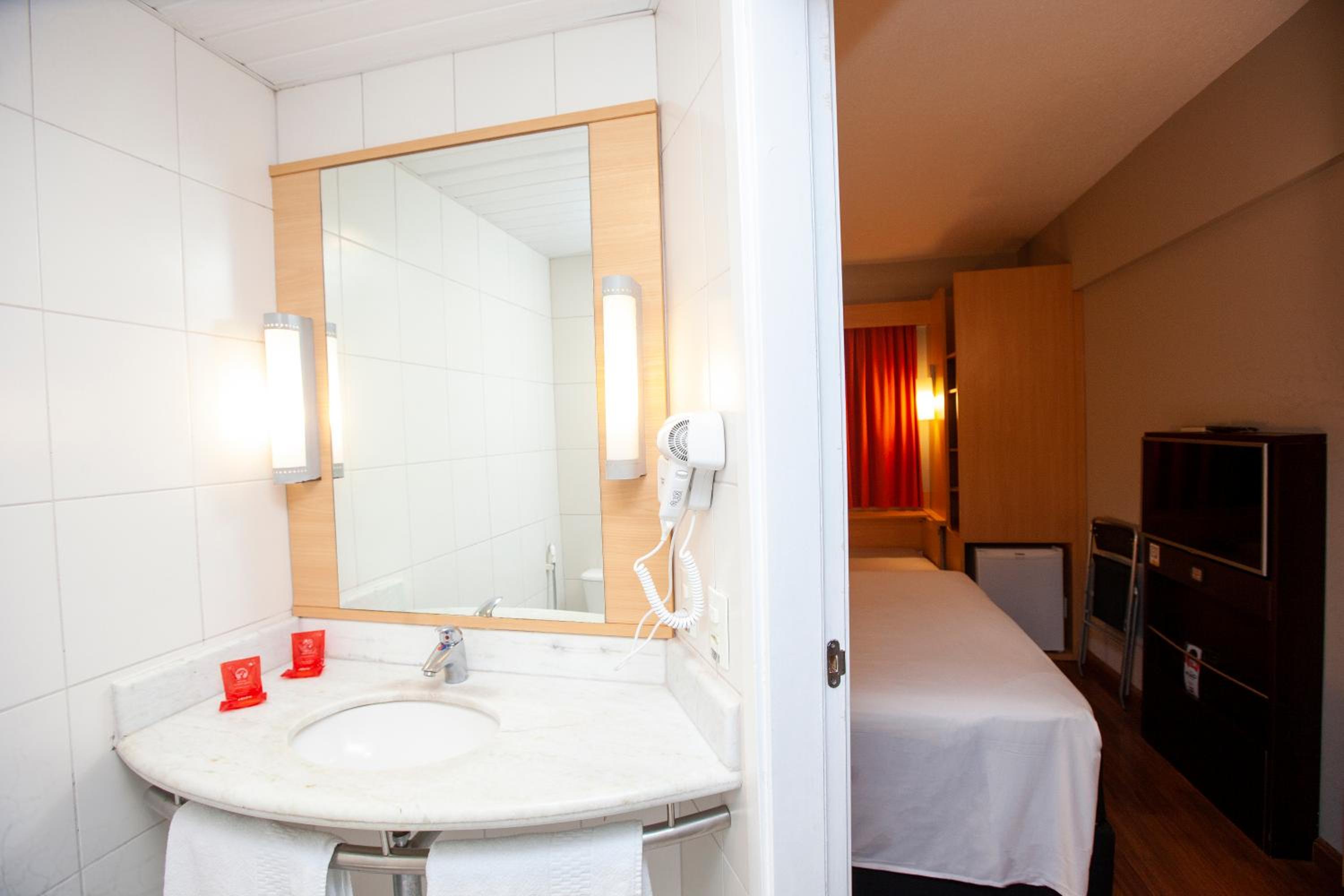 Standard Room with One Double Bed and One Single Bed photo 2