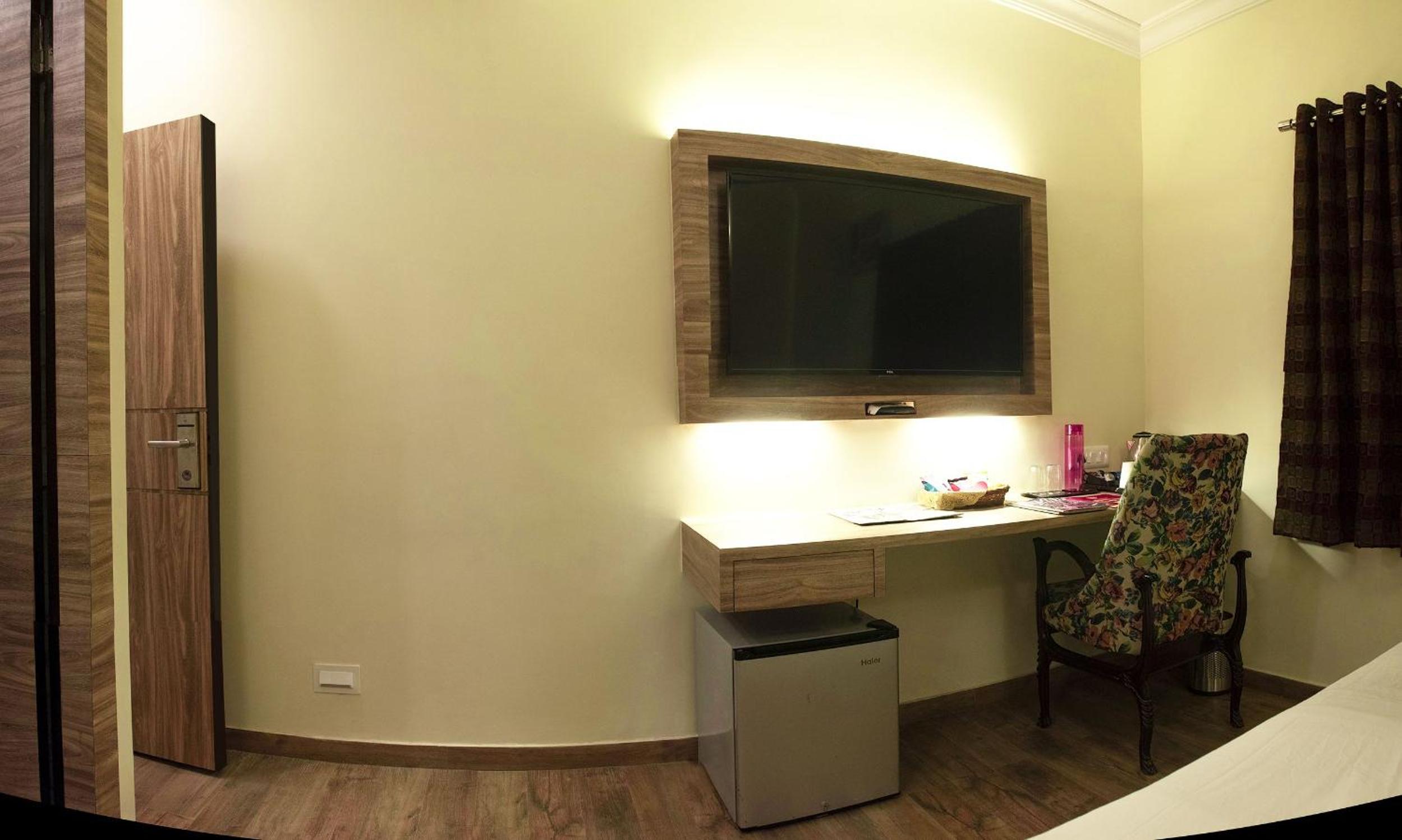 Emerald Room (Separate Building) - Photo 8