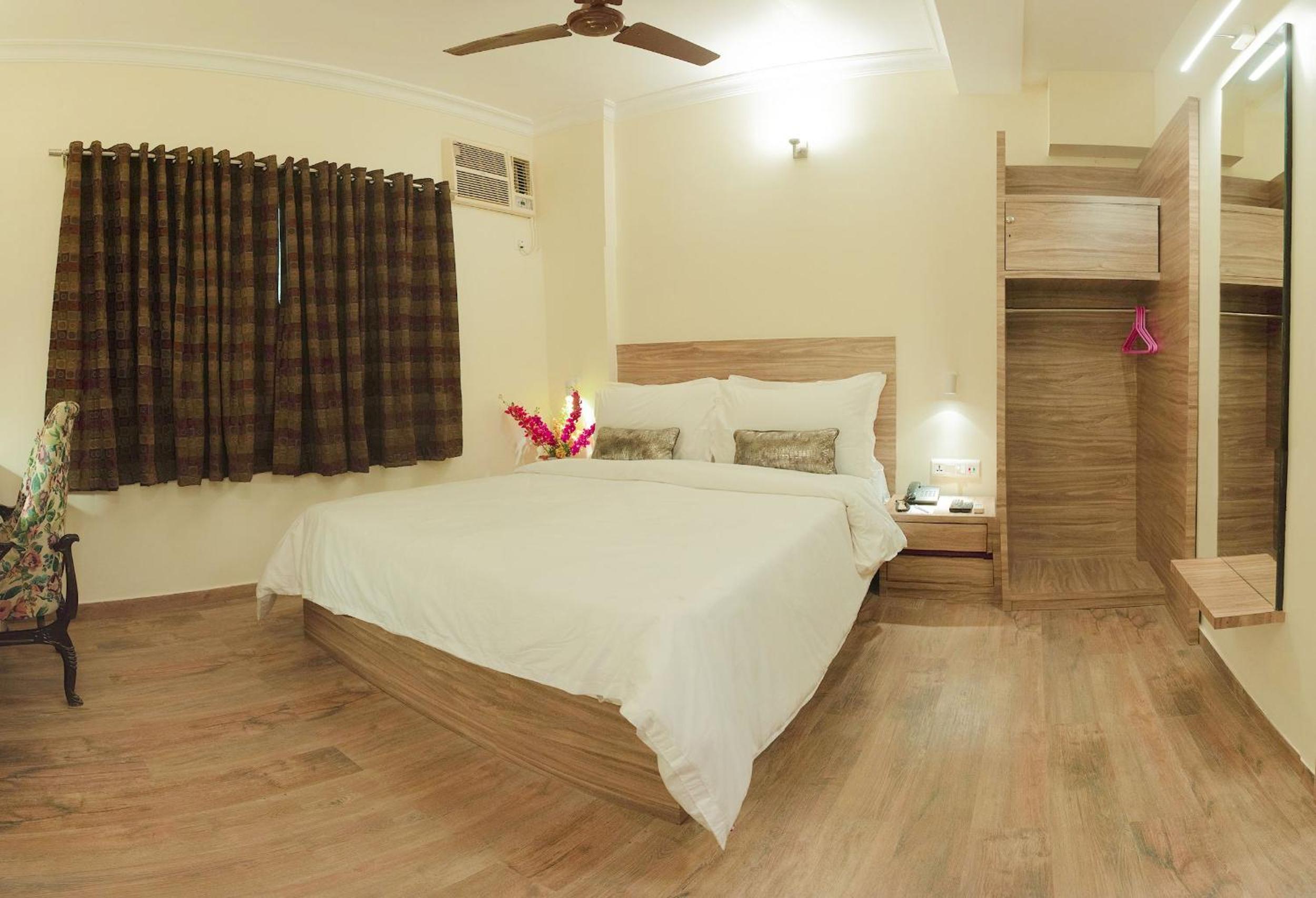 Emerald Room (Separate Building) - Photo 1