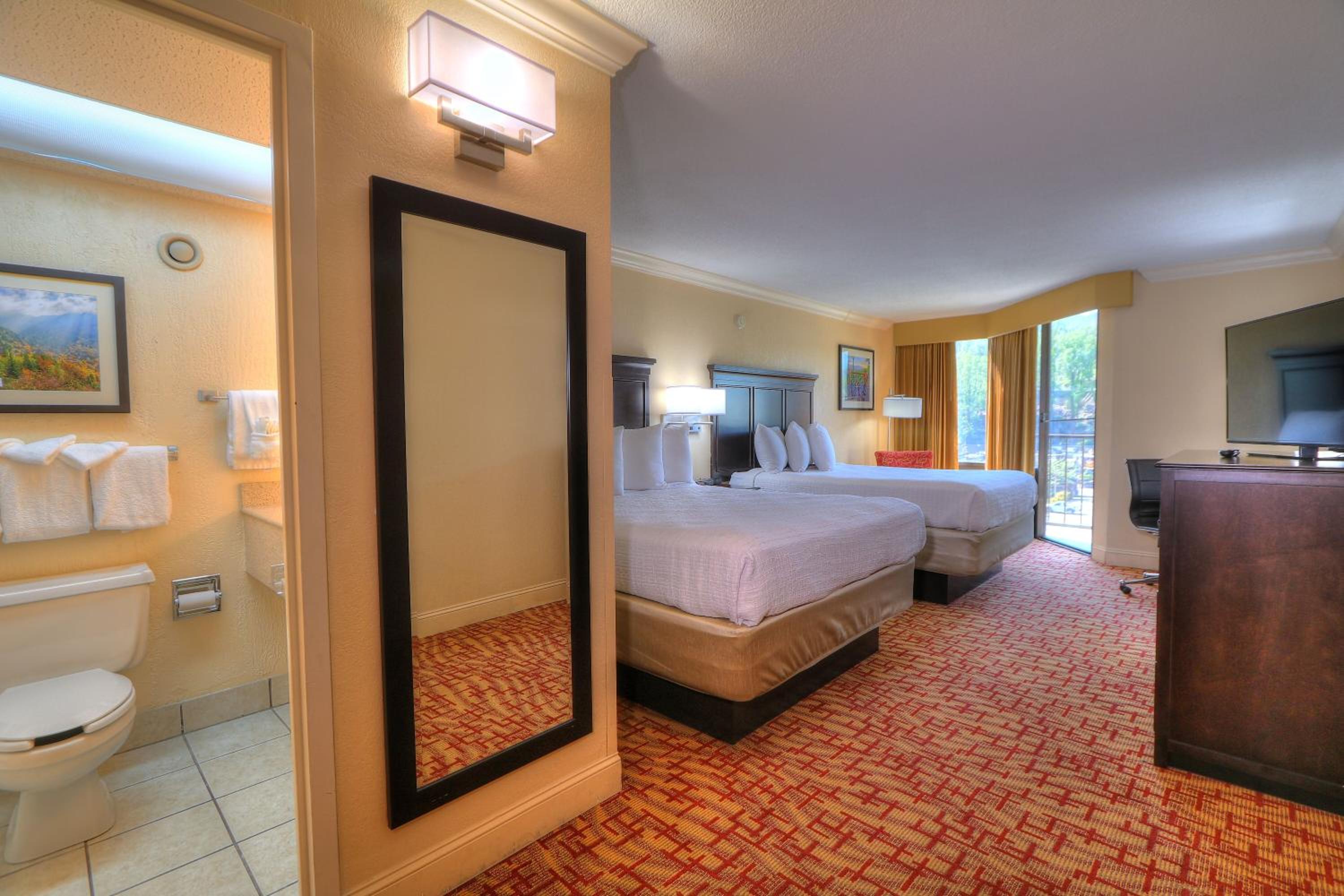 Standard Queen Room with Two Queen Beds - Photo 6