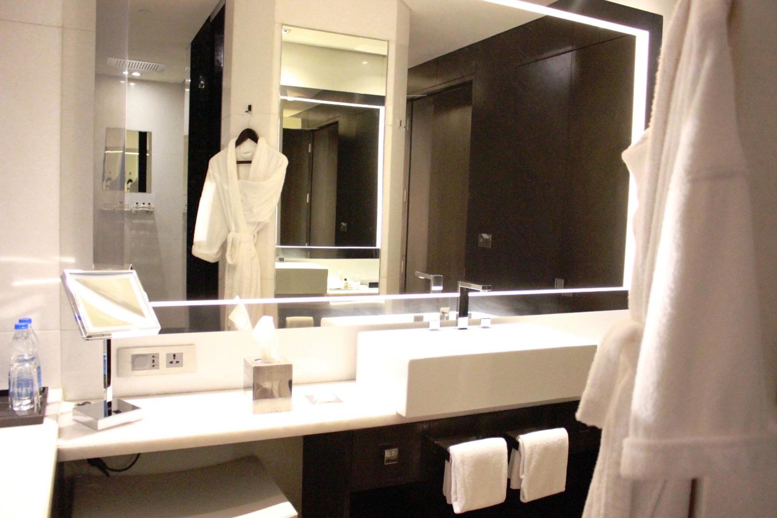 King Room thumbnail 5